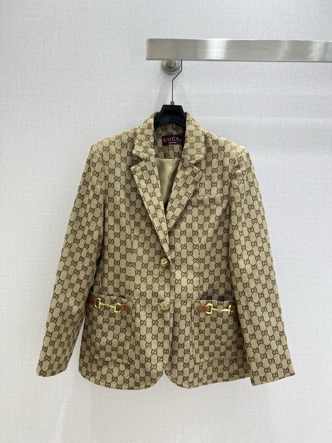 NO:497982,Highly recommended GUC*2025 early autumn new style, lapel jacquard suit jacket, double G jacquard fabric with strong visual impact and high fashionableness, very high-end imported high-density texture, double G jacquard fabric with full body, look carefully at the details, customized hardware hem large pockets with horse-bit decoration, add a lot of points to the overall situation!  The texture and style are online at the same time!  The upper body is very cool, clean and elegant, and improves temperament~~Fully according to the level of high-quality clothing, I can't help but love it. A must-have item for temperament MM. Two colors SML code. High-quality ABC,,gucci,jackets & coats,business suit,alexander wang19860909强烈推荐 GUC*2025早秋新款 翻领提花西装外套 双G提花面料视觉冲击力强时髦度高 非常高级的进口高密度质地 满身双g提花面料 仔细看细节 定制五金下摆大口袋搭配马衔扣装饰 为整体加分不少！ 质感版型同时在线！ 上身非常飒 干净有品 提气质~~完全按照高定成衣水准 无法不爱 气质MM必入单品 两个色 SML码 高品质ABC,,gucci,jackets & coats,business suit,alexander wang,Women's clothing