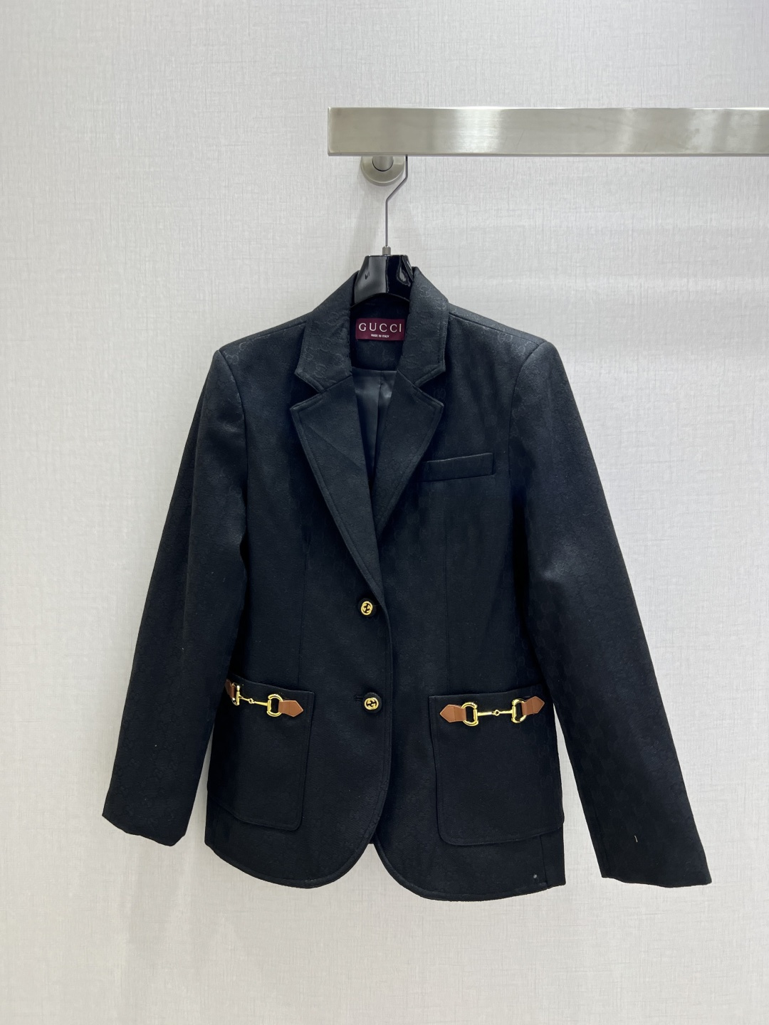 NO:497996,Highly recommended GUC*2025 early autumn new style, lapel jacquard suit jacket, double G jacquard fabric with strong visual impact and high fashionableness, very high-end imported high-density texture, double G jacquard fabric with full body, look carefully at the details, customized hardware hem large pockets with horse-bit decoration, add a lot of points to the overall situation!  The texture and style are online at the same time!  The upper body is very cool, clean and elegant, and improves temperament~~Fully according to the level of high-quality clothing, I can't help but love it. A must-have item for temperament MM. Two colors SML code. High-quality ABC,,gucci,jackets & coats,business suit,alexander wang19860909强烈推荐 GUC*2025早秋新款 翻领提花西装外套 双G提花面料视觉冲击力强时髦度高 非常高级的进口高密度质地 满身双g提花面料 仔细看细节 定制五金下摆大口袋搭配马衔扣装饰 为整体加分不少！ 质感版型同时在线！ 上身非常飒 干净有品 提气质~~完全按照高定成衣水准 无法不爱 气质MM必入单品 两个色 SML码 高品质ABC,,gucci,jackets & coats,business suit,alexander wang,Women's clothing