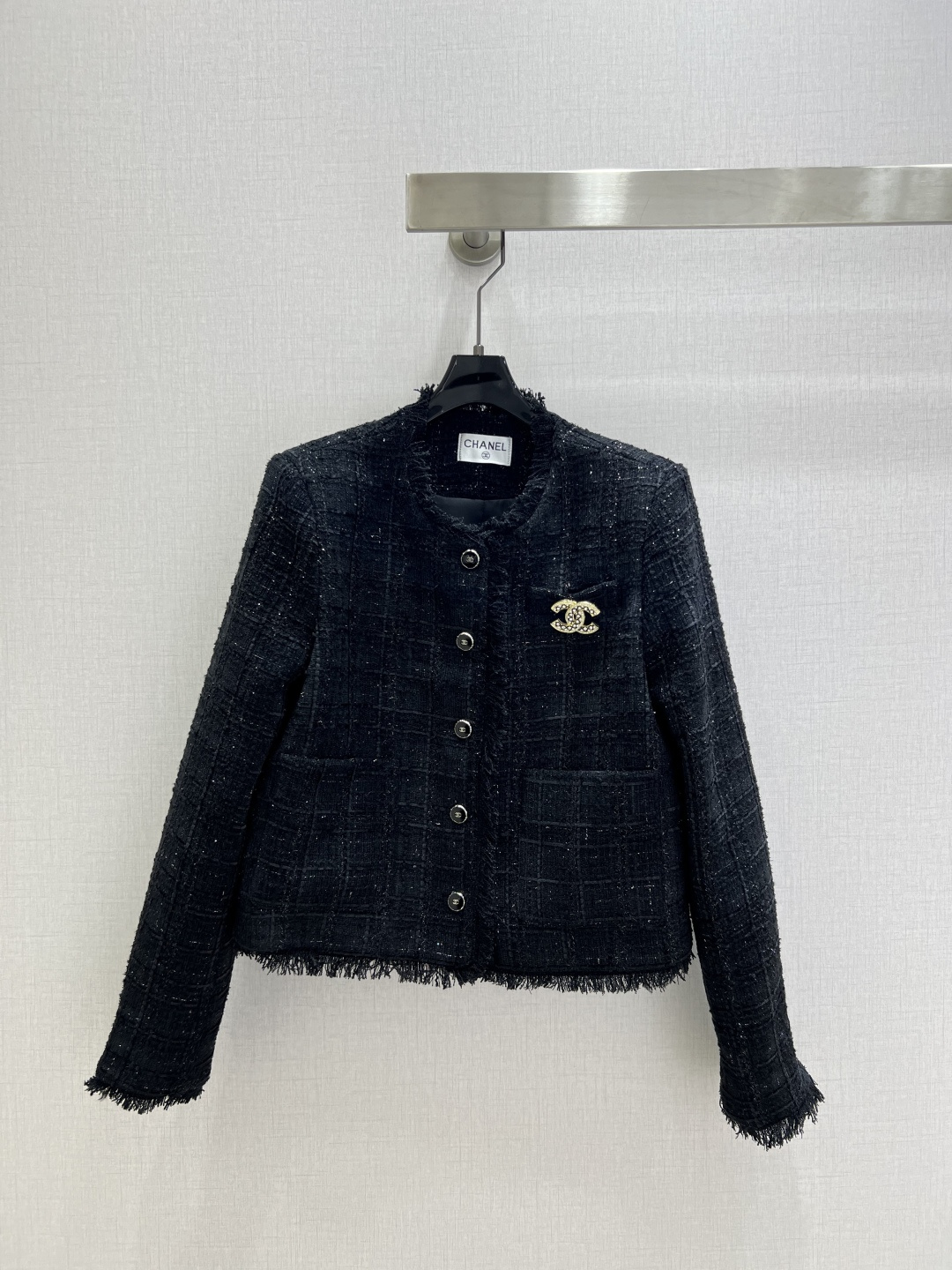 NO:518108,Highly recommended CHA*2025 early autumn new style braided brooch long-sleeved jacket classic waist-hugging style I fell in love with it at first sight, the layout design can well modify the neck lines, the temperament of the upper body will be improved immediately, customized buttons, short style, the upper body looks great, the color is super white One color SML code High-quality ABC,, jackets & coats, brooch, breastpin, alexander wang19860909强烈推荐 CHA*2025早秋新款 编织胸针长袖外套 经典收腰造型 一眼就爱上了,版型设计能很好的修饰颈部线条,上身气质立马提升,定制纽扣,短款版型,版型上身巨好看,颜色超显白 一个色 SML码 高品质ABC,,jackets & coats,brooch，breastpin,alexander wang,Women's clothing