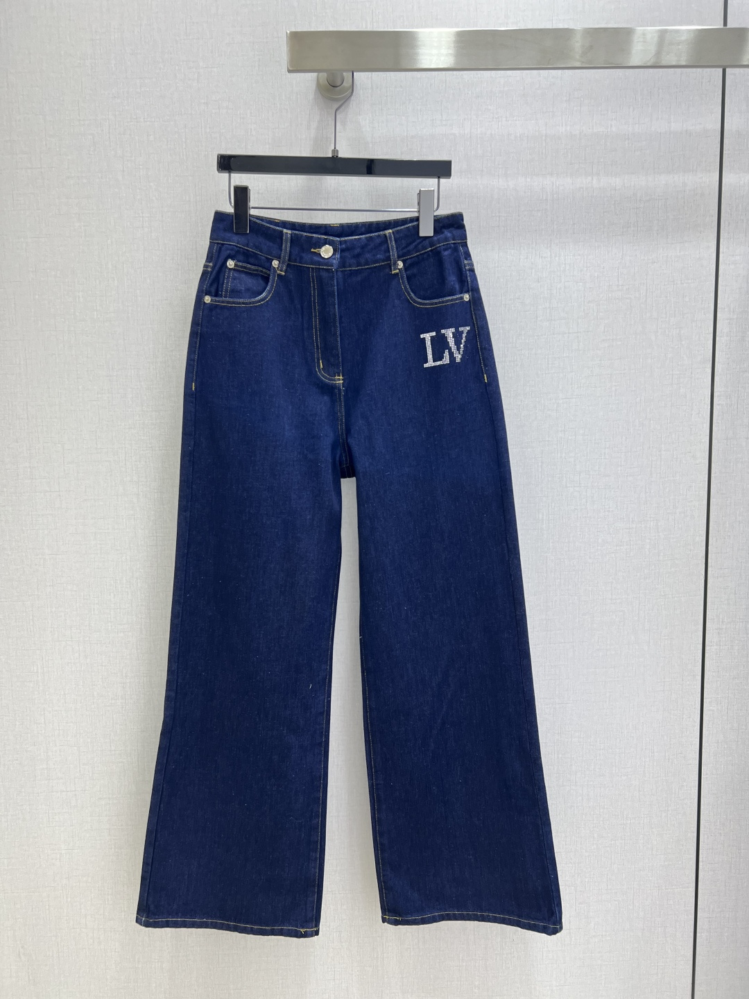 NO:497913,Highly recommended LV* 2025 early autumn new style, long-sleeved shirt, hot diamond denim, straight-leg trousers, separate batches of high-end products~ The fermented wash is unique to the top and the upper body is cool and cool. It uses customized high-quality twill cotton-washed denim fabric, with delicate texture and natural cotton feel, with both bone-skinned and soft, and the fermented wash is not picky about the people, super beautiful!  The details are super good, new products are unboxed and bought in stock. One color SML code. High quality. Long, louis vuitton,shirts,alexander wang19860909强烈推荐 LV*2025早秋新款 烫钻牛仔长袖衬衫烫钻牛仔直筒长裤 分开批高版出品~酵洗个性色调上身又酷又飒爽 采用定制高品质斜纹棉质水洗牛仔面料,纹理细腻,棉感自然,既有筋骨感又不失柔软,酵洗色不挑人的经典色,超级漂亮！细节做工超级好,新品现货开箱开抢 一个色 SML码 高品质 长,,louis vuitton,shirts,alexander wang,Women's clothing