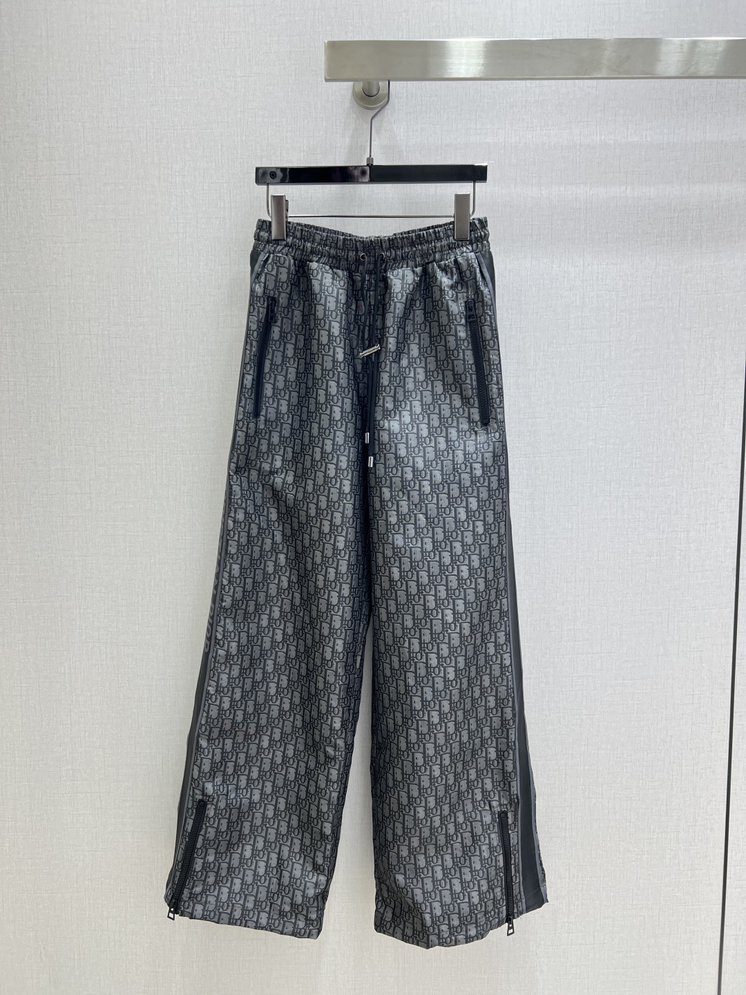 NO:498037,a Highly recommended DIO*2025 early autumn new style, classic presbyopia casual trousers, jacquard version is so great that the entire series is available, and they are all separated!  Exudes high-end temperament and is more fashionable and has a huge highlight. The design is also very love. A color SML code. High-quality ABC, dior, alexander wang19860909a强烈推荐 DIO*2025早秋新款 经典老花休闲长裤 提花版本太赞整个系列都有 都分开拿！散发着高级气质 同时更巨时髦亮点 设计也超级爱 一个色 SML码 高品质ABC,,dior,alexander wang,Women's clothing