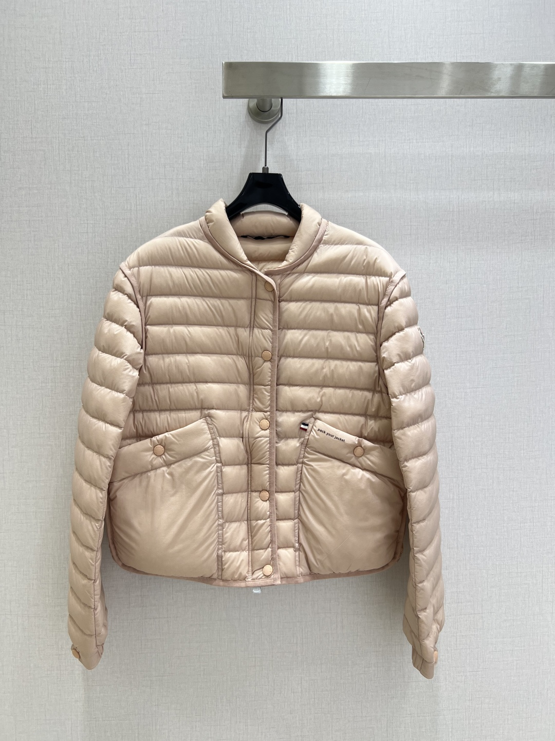 NO:497922,Highly recommended with dust bag MON*2025 early autumn new model Zipper down long-sleeved jacket Customized YB imported nylon Restored craftsmanship upgraded material with plush texture and nylon waterproof windproof and cold protection White goose down filling inner white goose velvet fills the inner part light and warm Zipper stand collar design Classic rectangular bar embossing treatment of torso Variety outfits The iconic logo patch on the outside of the sleeves demonstrates a low-key and high-end feeling. Delicate details can successfully get rid of dullness. Combining warmth and fashionable Customized surface accessories. Accurate version Filling standard: National standard 90 velvet Filling: white goose velvet High version Two colors 1234 sizes High quality AB,, jackets & coats, down jacket, alexander wang19860909配防尘袋强烈推荐 MON*2025早秋新款 拉链羽绒长袖外套 定制YB进口尼龙 其工艺还原 升级材质 带有毛绒纹理又具备尼龙防水防风御寒功能 白鹅绒填充内里 整件轻盈保暖 拉链立领设计 躯干经典长方条形压纹处理 穿搭造型多变 袖子外侧标志性徽标贴布点缀 彰显低调高级感 精致细节就能成功摆脱沉闷 集保暖与时髦一体 定制面辅料 认准版本 充绒标准:国标90绒 充绒物:白鹅绒 高版本 两个色 1234码 高品质AB,,jackets & coats,down jacket,alexander wang,Women's clothing