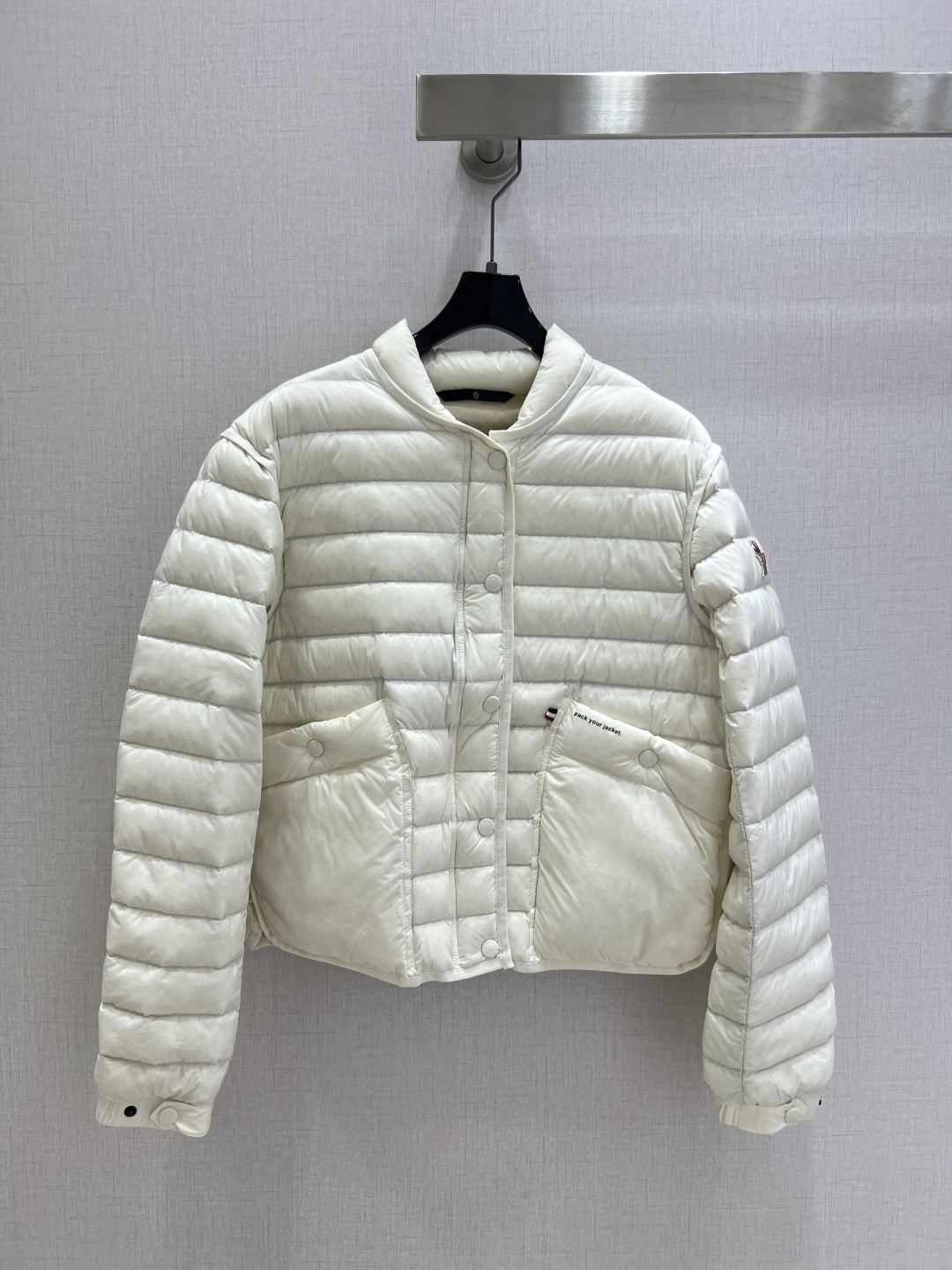 NO:497933,Highly recommended with dust bag MON*2025 early autumn new model Zipper down long-sleeved jacket Customized YB imported nylon Restored craftsmanship upgraded material with plush texture and nylon waterproof windproof and cold protection White goose down inner lining The whole piece is light and warm Zippered upright collar design Classic rectangular bar embossing treatment of torso Variety of outfits The iconic logo patch on the outside of the sleeves Show low-key and high-end feel. Delicate details can successfully get rid of dullness. Combining warmth and fashionable Customized surface accessories. Accurate version Filling standard: National standard 90 velvet Filling: white goose down high version Two colors 1234 sizes High-quality ABC,, jackets & coats, down jacket, alexander wang19860909配防尘袋强烈推荐 MON*2025早秋新款 拉链羽绒长袖外套 定制YB进口尼龙 其工艺还原 升级材质 带有毛绒纹理又具备尼龙防水防风御寒功能 白鹅绒填充内里 整件轻盈保暖 拉链立领设计 躯干经典长方条形压纹处理 穿搭造型多变 袖子外侧标志性徽标贴布点缀 彰显低调高级感 精致细节就能成功摆脱沉闷 集保暖与时髦一体 定制面辅料 认准版本 充绒标准:国标90绒 充绒物:白鹅绒 高版本 两个色 1234码 高品质ABC,,jackets & coats,down jacket,alexander wang,Women's clothing