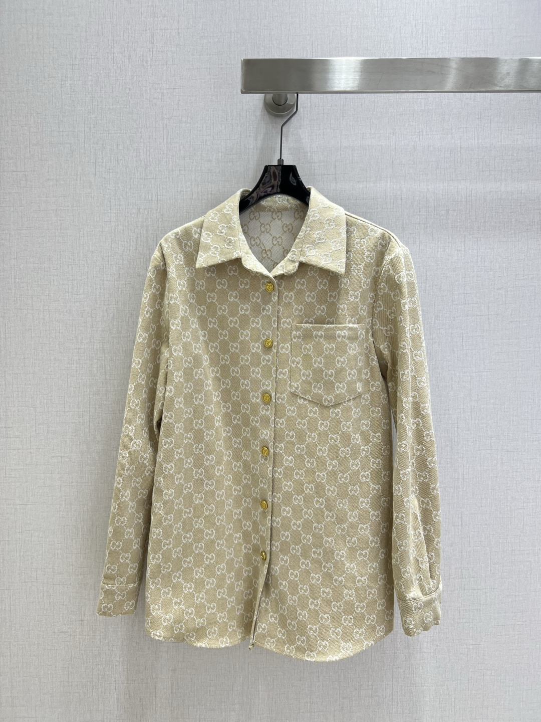 NO:499879,Highly recommended GUC*2025 early autumn new style, classic presbyterian long-sleeved shirt, presbyterian straight trousers, separate batches, jacquard fabric, three-dimensional cut, all-round exquisite, beautiful inside and out, celebrity outfit, super slimming, super pulling leg proportion, simple, fashionable and high-end feeling, everyday elegant and fashionable, huge and versatile, good color, high-end fabric, high-quality and textured, essential for dates and shopping, two colors, SML code, high-quality lining,, gucci,shirts,alexander wang19860909强烈推荐 GUC*2025早秋新款 经典老花长袖衬衫老花直筒长裤 分开批 提花面料 整件立体剪裁 全方位精致做里里外外都好好看 明星穿搭 上身超级遮肉显瘦 超拉腿部比例 简简单单 穿出时髦的高级感 日常优雅又时髦巨百搭 颜色很好看 面料高级又有质感 约会逛街必备 两个色 SML码 高品质衬,,gucci,shirts,alexander wang,Women's clothing