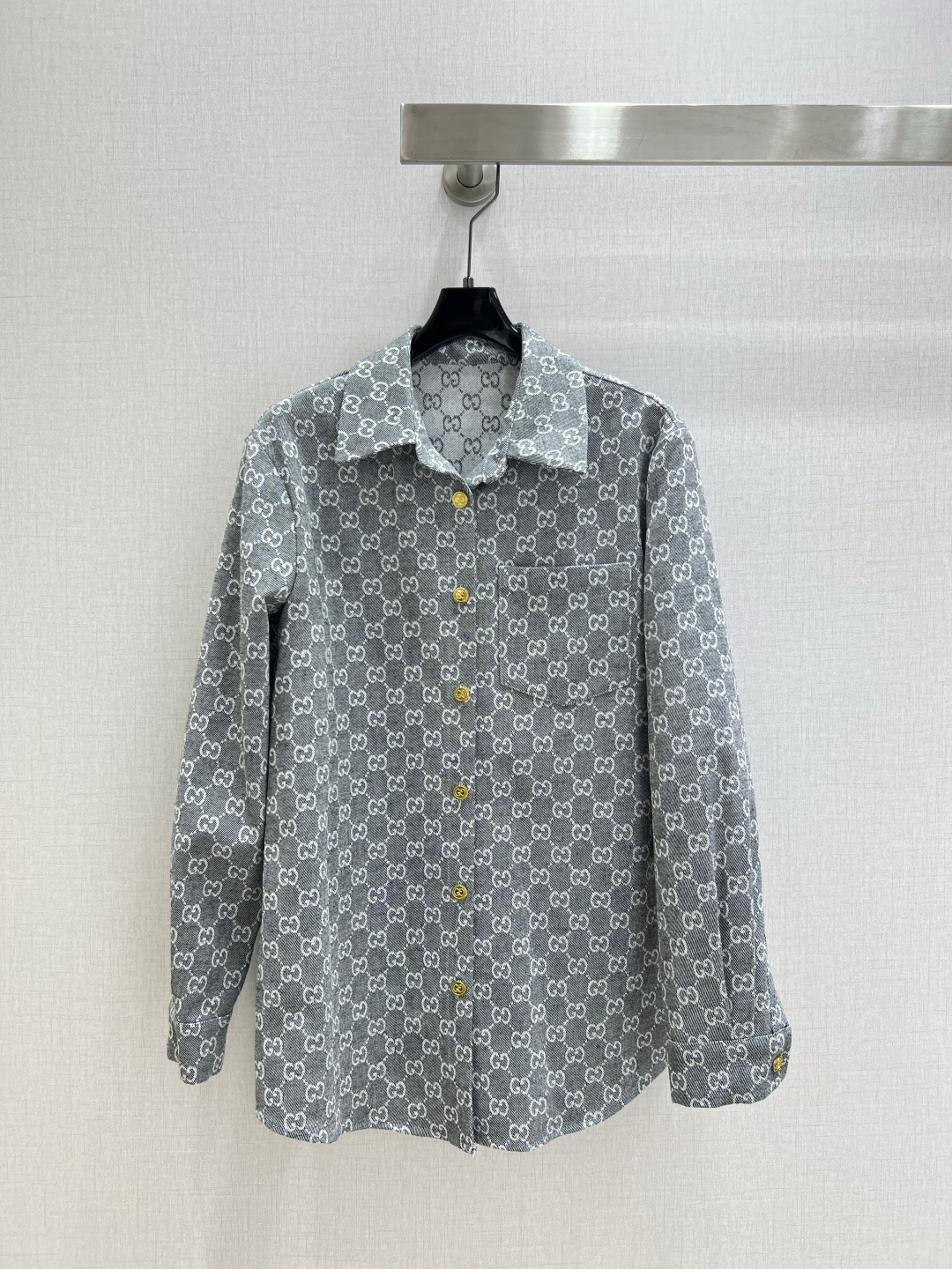 NO:499869,Highly recommended GUC*2025 early autumn new style, classic presbyterian long-sleeved shirt, presbyterian straight trousers, separate batches, jacquard fabric, three-dimensional cut, all-round exquisite, beautiful inside and outside, celebrity outfit, super slimming, super pulling leg proportion, simple, fashionable and high-end, daily elegant and fashionable, huge and versatile, good color, high-end fabric, high-quality and textured, essential for dates and shopping, two colors, SML code, high-quality shirt,, gucci,shirts,alexander wang19860909强烈推荐 GUC*2025早秋新款 经典老花长袖衬衫老花直筒长裤 分开批 提花面料 整件立体剪裁 全方位精致做里里外外都好好看 明星穿搭 上身超级遮肉显瘦 超拉腿部比例 简简单单 穿出时髦的高级感 日常优雅又时髦巨百搭 颜色很好看 面料高级又有质感 约会逛街必备 两个色 SML码 高品质衬衫,,gucci,shirts,alexander wang,Women's clothing