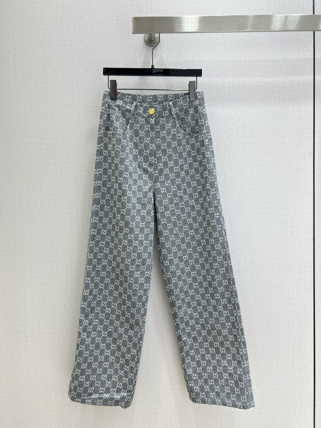 NO:499907,Highly recommended GUC*2025 early autumn new style, classic presbyterian long-sleeved shirt, presbyterian straight trousers, separate batches, jacquard fabric, three-dimensional cut, all-round exquisite, beautiful inside and outside, celebrity outfit, super slimming, super pulling leg proportion, simple, fashionable and high-end, daily elegant and fashionable, huge and versatile, good color, high-end fabric, high-quality and textured, essential for dates and shopping, two colors, SML code, high-quality,,gucci,shirts,alexander wang19860909强烈推荐 GUC*2025早秋新款 经典老花长袖衬衫老花直筒长裤 分开批 提花面料 整件立体剪裁 全方位精致做里里外外都好好看 明星穿搭 上身超级遮肉显瘦 超拉腿部比例 简简单单 穿出时髦的高级感 日常优雅又时髦巨百搭 颜色很好看 面料高级又有质感 约会逛街必备 两个色 SML码 高品,,gucci,shirts,alexander wang,Women's clothing