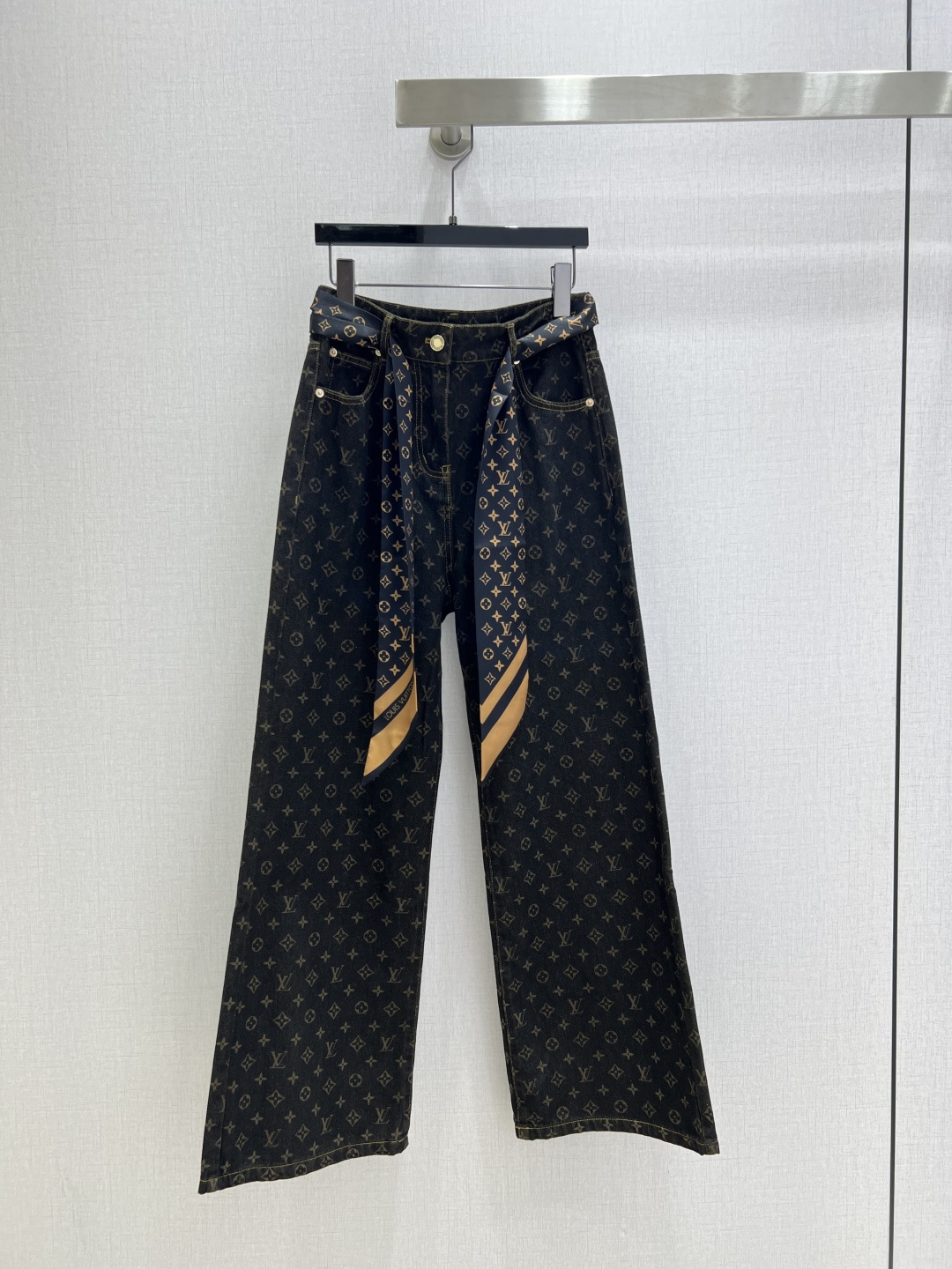 NO:499892,Highly recommended LV*2025 early autumn new style, printed denim long-sleeved jacket, scarf, denim straight trousers, separated batches, high-end series ~ super fashionable new denim suit series, personalized tones, cool and cool, delicate texture, natural cotton, hard fabric, super beautiful!  The details are super good, new products are unboxed and grabbing in stock. One color SML code. High quality. Long, louis vuitton, jackets & coats, alexander wang19860909强烈推荐 LV*2025早秋新款 印花牛仔长袖外套丝巾牛仔直筒长裤 分开批 高版系列出品~超时髦新款丹宁牛仔套装系列 个性色调上身又酷又飒爽 纹理细腻,棉感自然,面料硬挺 超级漂亮！细节做工超级好,新品现货开箱开抢 一个色 SML码 高品质 长,,louis vuitton,jackets & coats,alexander wang,Women's clothing