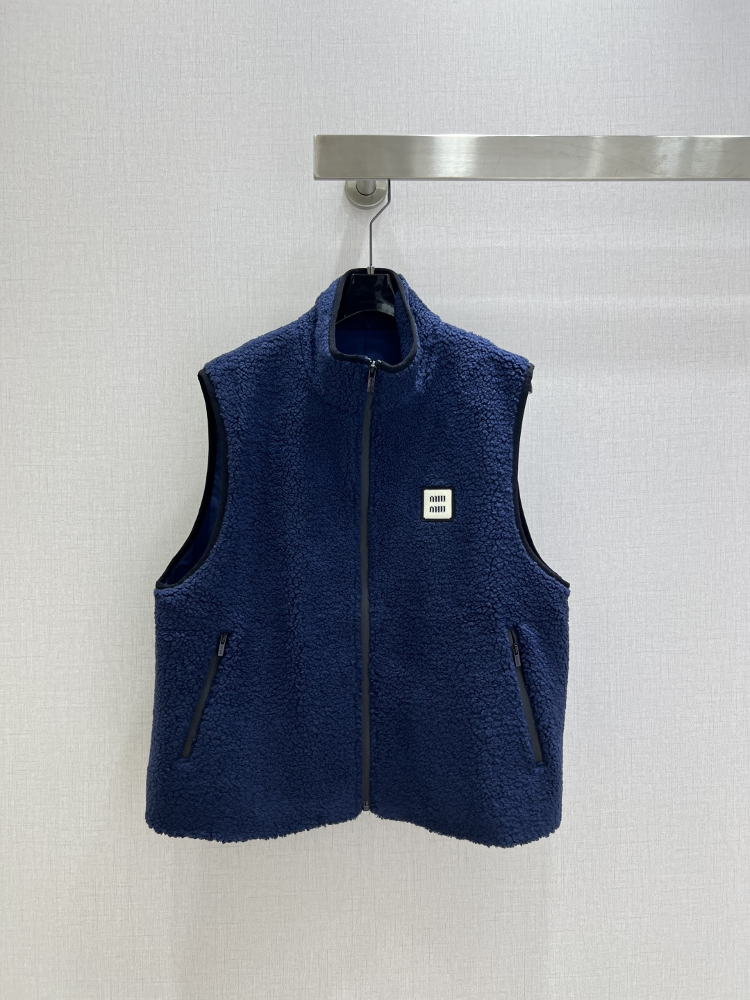 NO:499916,Highly recommended MIU*2025 early autumn new style plush sleeveless vest jacket, high-end and elegant, full of high-end outfit, innovative fabric, light and soft, and the real thing is very good!  The upper body is fashionable and versatile, beautiful!  High-quality workmanship depends on details Two colors SML code High-quality ABC, miumiu, jackets & coats, alexander wang19860909强烈推荐 MIU*2025早秋新款 毛绒无袖马甲外套 高级大气 满满的穿搭高级感 创新面料 轻盈柔软 实物非常赞！上身洋气百搭,美美哒！高品质做工看细节 两个色 SML码 高品质ABC,,miumiu,jackets & coats,alexander wang,Women's clothing