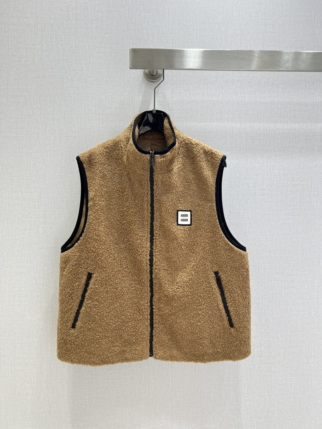 NO:499906,Highly recommended MIU*2025 early autumn new style plush sleeveless vest jacket, high-end and elegant, full of high-end outfit, innovative fabric, light and soft, and the real thing is very good!  The upper body is fashionable and versatile, beautiful!  High-quality workmanship depends on details Two colors SML code High-quality ABC, miumiu, jackets & coats, alexander wang19860909强烈推荐 MIU*2025早秋新款 毛绒无袖马甲外套 高级大气 满满的穿搭高级感 创新面料 轻盈柔软 实物非常赞！上身洋气百搭,美美哒！高品质做工看细节 两个色 SML码 高品质ABC,,miumiu,jackets & coats,alexander wang,Women's clothing