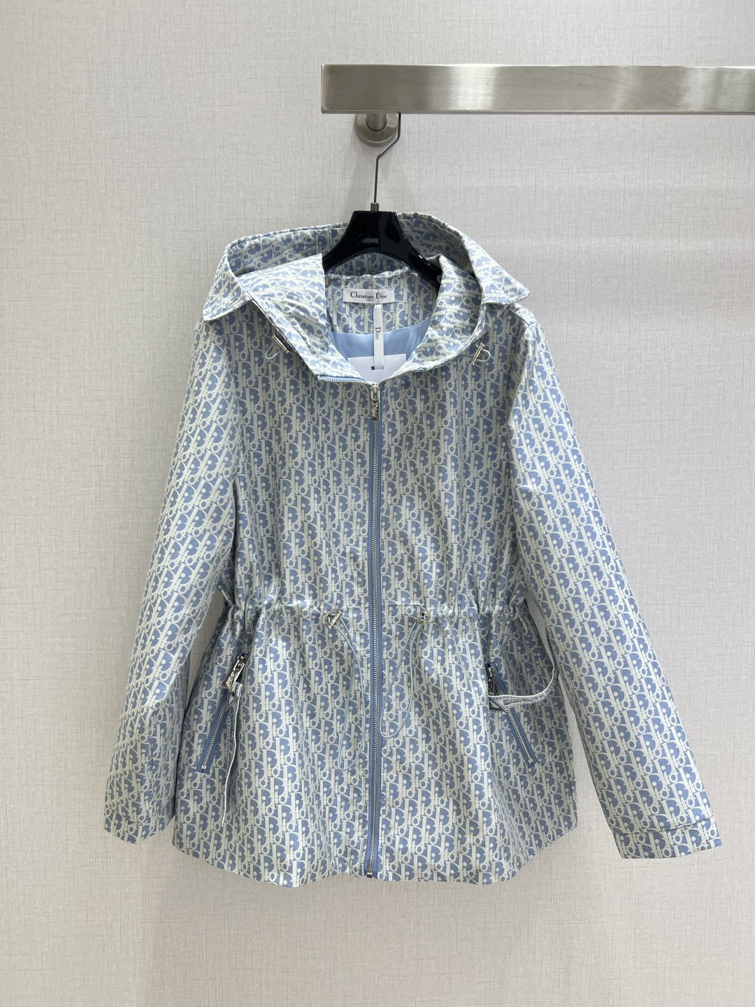 NO:499926,Highly recommended DIO*2025 early autumn new style, full-print hooded waist jacket, golden old-fashioned jacquard fabric, drawstring waist design, back matched with brand logo webbing casual trend, side zipper pocket, one color SML code High-quality ABC,,dior, jackets & coats,hats,alexander wang19860909强烈推荐 DIO*2025早秋新款 满印连帽收腰外套、金典老花提花面料,采用抽绳式收腰设计,后背搭配品牌徽标织带休闲潮流,侧边拉链口袋,一个色 SML码 高品质ABC,,dior,jackets & coats,hats,alexander wang,Women's clothing