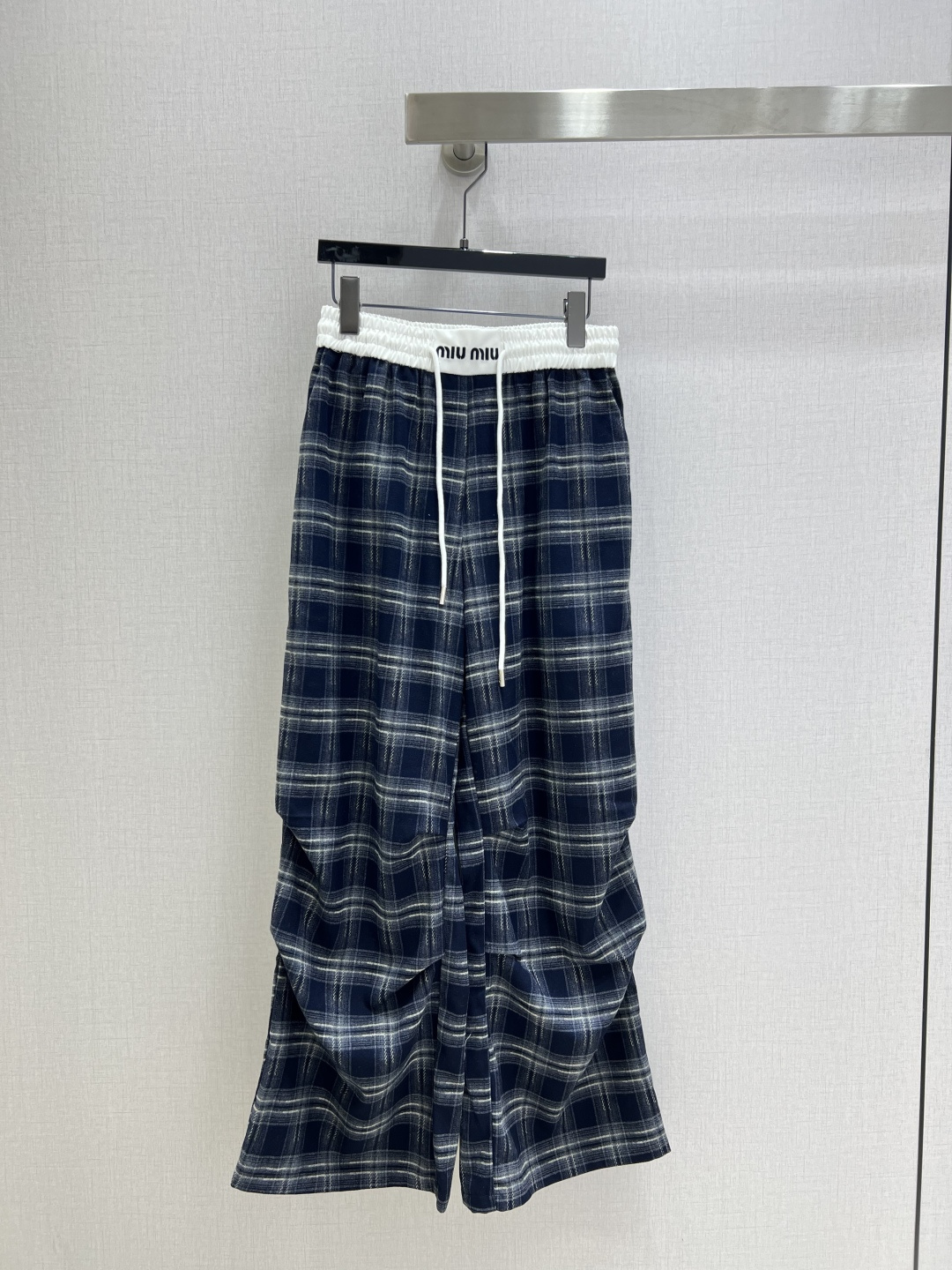 NO:499889,Highly recommended MIU*2025 early autumn new style, plaid printed wide-leg trousers, fashionable and easy-to-wear walking casual pants, versatile style, high-end customization, light and comfortable fabric, casual and free!  The color is beautiful and the texture is good!  Retro and fashionable, you can control all kinds of figures!  Two colors SML code high quality ABC, miumiu, alexander wang19860909强烈推荐 MIU*2025早秋新款 格子印花阔腿长裤 时髦好穿度爆棚的行走的休闲裤 风格百搭 高级定制 轻薄舒适的面料 随性洒脱！不旦颜色美,质感也敲好！复古又时尚 各种身材都可以驾驭！两个色 SML码 高品质ABC,,miumiu,alexander wang,Women's clothing
