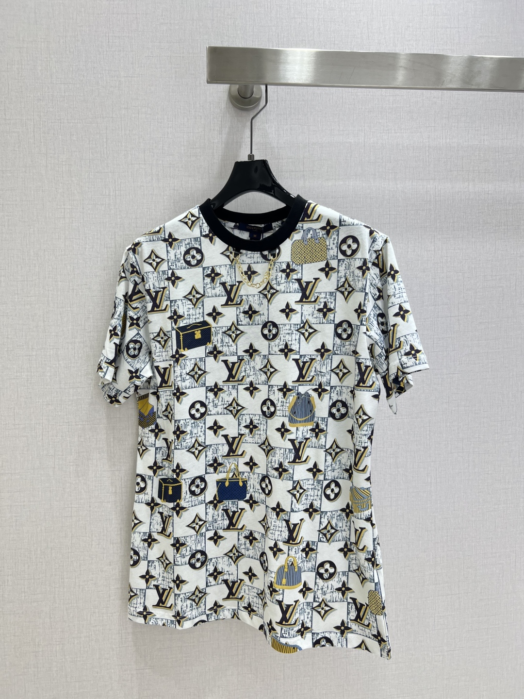 NO:499946,Highly recommended LV*2025 early autumn new style, luggage printed chain short-sleeved T-shirt, customized YB twill cotton, delicate texture, breathable and comfortable, regular T-shirt cutting, highlighting the brand style, made of gram-weight pure cotton, slightly elastic, giving a slim visual effect, ready-to-wear is base with checkerboard plaid, embellished with four-leaf clover elements and letter logos, and then matched with the interlaced luggage pattern, neckline and edge chain details, make the simple style more layered, dressed in a casual and lazy style, customized surface accessories, accurate version, high version, two colors, SML code, high-quality ABC,,louis vuitton, T-shirt,tees, t-shirt,alexander wang19860909强烈推荐 LV*2025早秋新款 箱包印花链条短袖T恤 定制YB斜纹全棉材质 质感细腻 透气舒适 常规T恤裁剪 凸显品牌格调 采用克重纯棉制成 略带有弹力 呈现显瘦视觉效果 成衣以棋盘格纹打底 点缀沿用四叶草元素和字母徽标装饰 再配合穿插箱包图案 领口包边链条细节 让简单款式更显层次感 穿搭出休闲慵懒风格 定制面辅料 认准版本 高版本 两个色 SML码 高品质ABC,,louis vuitton,T-shirt,tees，t-shirt,alexander wang,Women's clothing
