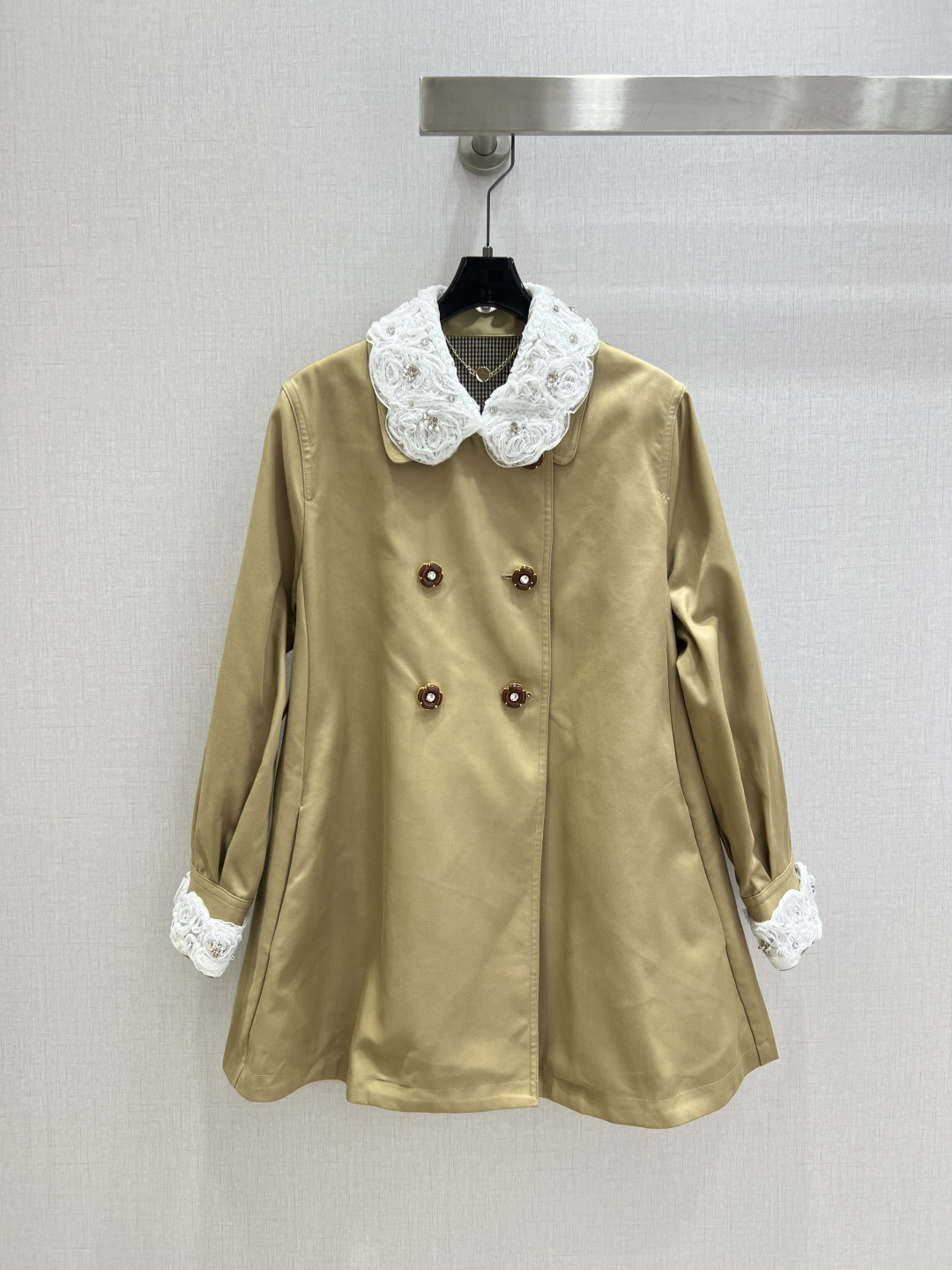 NO:500709,Highly recommended VLA* 2025 autumn and winter new style, sweet girl ceiling in the windbreaker industry, double-breasted doll windbreaker jacket, paired with lace elements (disassembled) cuffs and neckline, inadvertently revealing exquisite and playfulness, breaking the items of the windbreaker in an instant, can be cool and girlish, and you won’t make mistakes no matter how you wear a classic khaki!  One color SML code high quality ABC, jackets & coats,alexander wang19860909强烈推荐 VLA*2025秋冬新款 风衣界的甜妹天花板 双排扣娃娃款风衣外套 搭配蕾丝元素（拆卸）袖口和领口不经意露出精致俏皮 一下子打破了风衣的单品 可以又飒又有少女感 经典卡其色怎么穿都不会出错！一个色 SML码 高品质ABC,,jackets & coats,alexander wang,Women's clothing