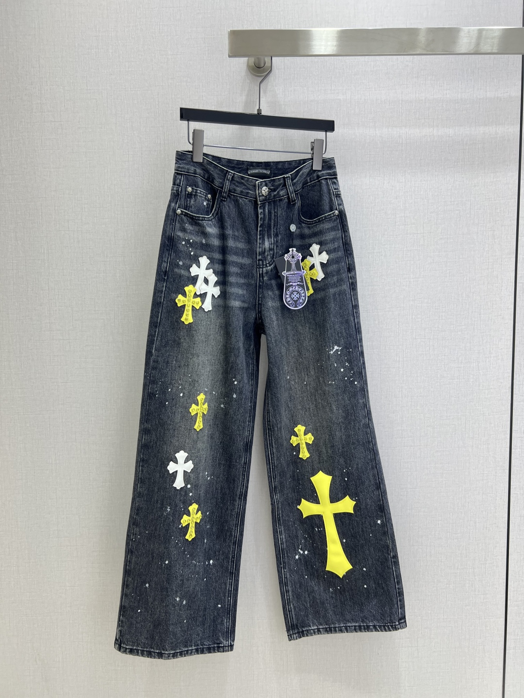 NO:501343,Highly recommended CH*2025 early autumn new style denim cross trousers custom YB twill cotton denim material Enzyme washing Light blue grinding white retro feel with just the right texture High waist wide-leg straight trousers style Press-pleated textured leather cross decoration embellishment The design is cool and stylish, scattered embellishment of paint strokes, slack and fashionable, and the front and back echo all-round display, and the matching is more charming!  One color SML code high quality ABC, alexander wang19860909强烈推荐 CH*2025早秋新款 牛仔十字架长裤 定制YB斜纹棉牛仔材质 酵素水洗 质感恰到好处的浅蓝磨白复古感 高腰阔腿直筒长裤版型 压褶纹理拼皮十字架装饰点缀 设计酷飒有型 零星点缀油漆笔触 松弛不失时髦感 前后呼应全方位展示 搭配更具高街魅力！一个色 SML码 高品质ABC,,alexander wang,Women's clothing