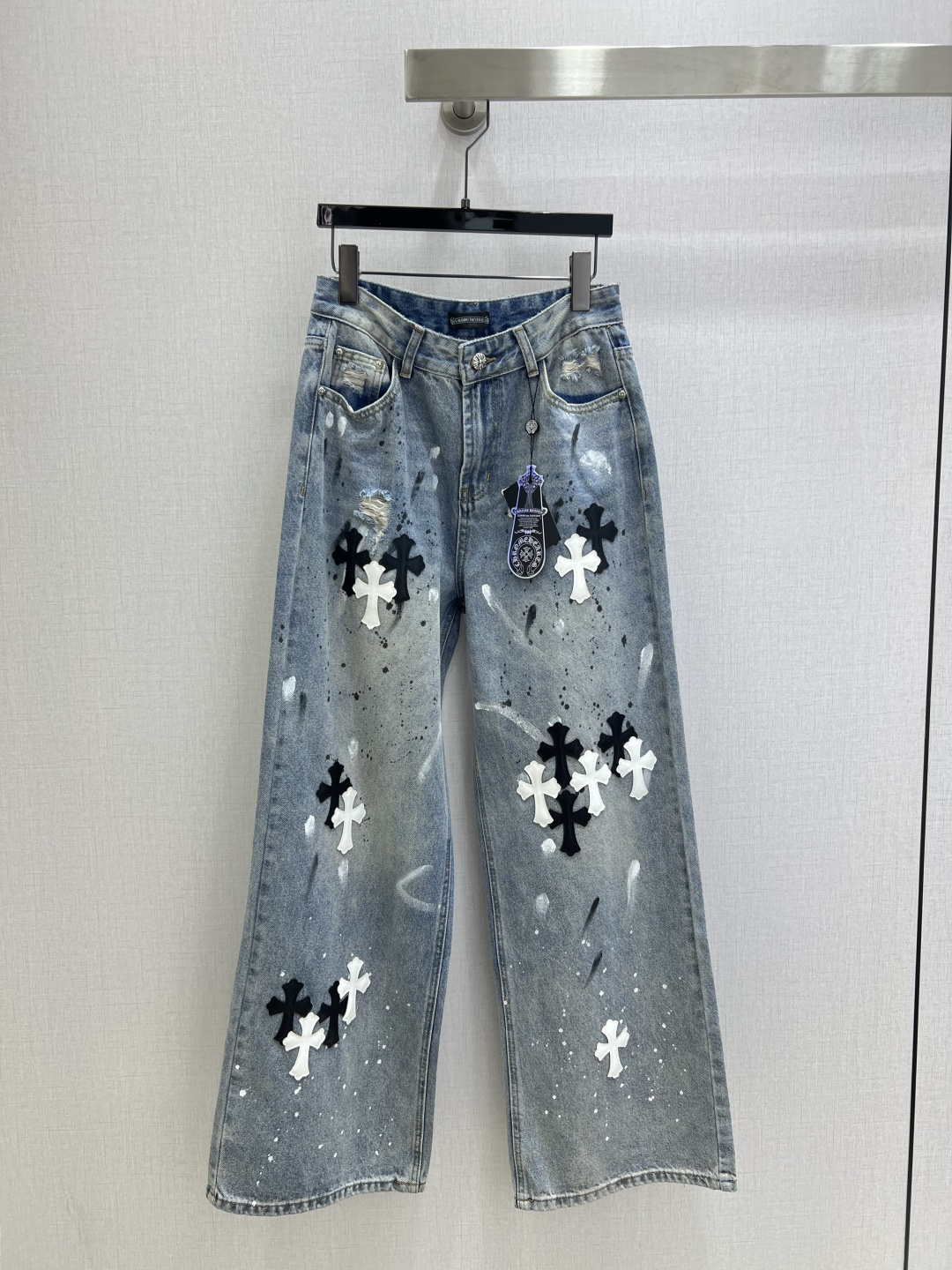 NO:501339,Highly recommended CH*2025 early autumn new style, denim cross printed straight-mounted trousers, customized YB twill cotton denim material, enzyme wash, light blue grinding white retro feel with just the right texture, high waist wide-leg straight-mounted trousers style, press-pleated textured leather cross decoration embellishment, cool and stylish design, scattered embellishment of paint strokes, slack and fashionable, echoing front and back, and displaying in all aspects, and the matching is more charming!  One color SML code high quality ABC, alexander wang19860909强烈推荐 CH*2025早秋新款 牛仔十字架印花直筒长裤 定制YB斜纹棉牛仔材质 酵素水洗 质感恰到好处的浅蓝磨白复古感 高腰阔腿直筒长裤版型 压褶纹理拼皮十字架装饰点缀 设计酷飒有型 零星点缀油漆笔触 松弛不失时髦感 前后呼应全方位展示 搭配更具高街魅力！一个色 SML码 高品质ABC,,alexander wang,Women's clothing
