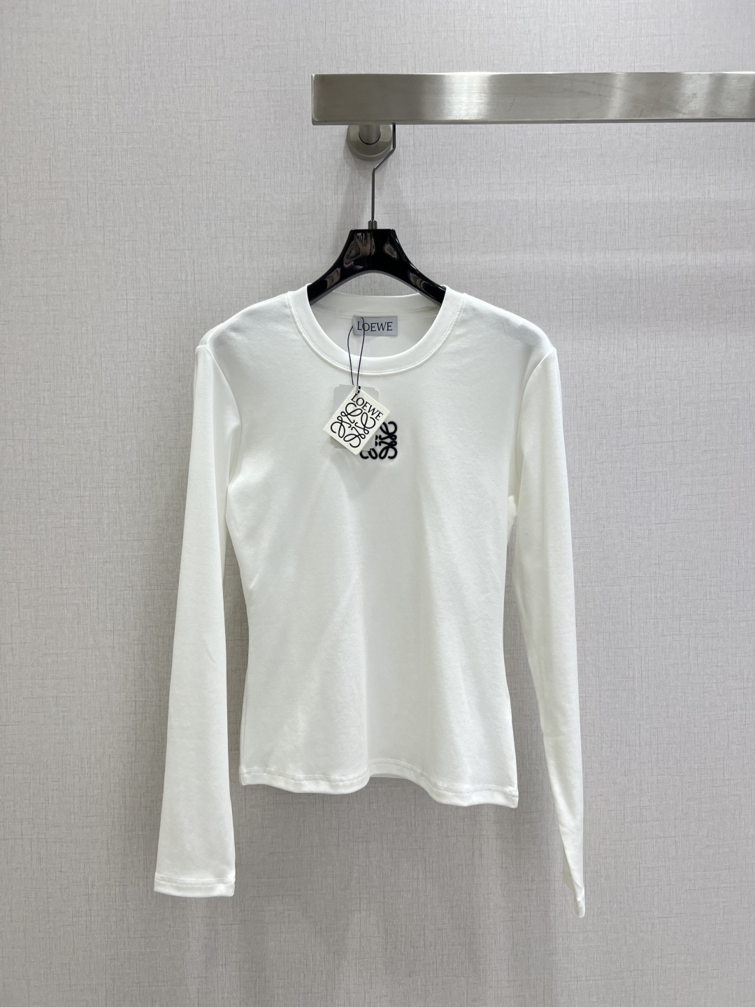 NO:501374,Highly recommended LOE*2025 early autumn new style embroidered elastic base long-sleeved top, threaded cotton fabric, the fabric comes with elasticity, good elasticity, soft and comfortable upper body front embroidery logo, the design highlights the brand's style and slim fit, and shows the body curve and sexy!  Two colors SML code high quality ABC, loewe, alexander wang19860909强烈推荐 LOE*2025早秋新款 刺绣弹力打底长袖上衣 ,螺纹棉面料,面料自带弹力,回弹力好上身柔软舒适前刺绣logo,设计彰显品牌格调修身版型,很显身材曲线小性感！两个色 SML码 高品质ABC,,loewe,alexander wang,Women's clothing