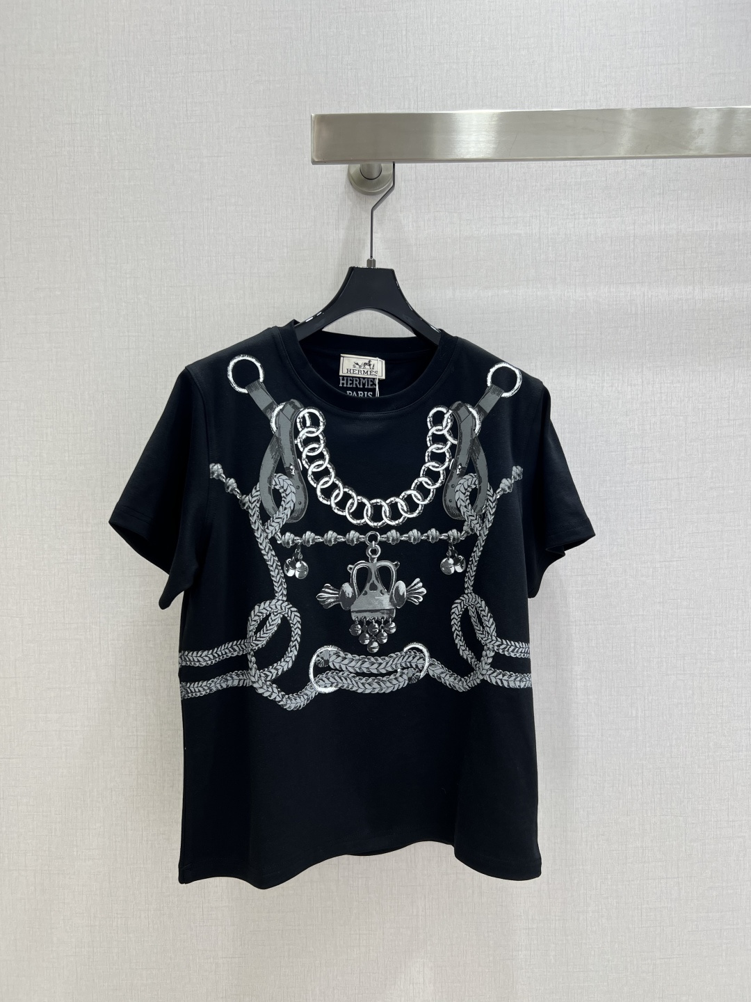 NO:501334,Highly recommended HER*2025 early autumn new round neck buckle printed short-sleeved T-shirt Customized YB mercerated cotton material breathable and comfortable, full texture Regular short-sleeved T-shirt cutting highlights the brand style Made of gram-weight pure cotton, slightly elastic, and slimming visual effect The whole body is decorated with metal chain buckle rope knot printed pattern The center pendant highlights the highlights The dislocation irregular distribution makes the brand more unique and fashionable The simple and fashionable feeling comes with the brand. The inner wear is brilliant and fashionable. Customized surface accessories. Two colors SML code High-quality AB,,T-shirt,tees,t-shirt,alexander wang19860909强烈推荐 HER*2025早秋新款 圆领链扣印花短袖T恤 定制YB丝光全棉材质 透气舒适 质感十足 常规短袖T恤裁剪 凸显品牌格调 采用克重纯棉制成 略带有弹力 呈现显瘦视觉效果 通体装点金属链扣绳结印花图案 居中吊坠突出亮点 错位不规则分布更显个性时髦 品牌自带的简约时尚感立现 单穿内搭都出彩时髦 定制面辅料 两个色 SML码 高品质AB,,T-shirt,tees，t-shirt,alexander wang,Women's clothing