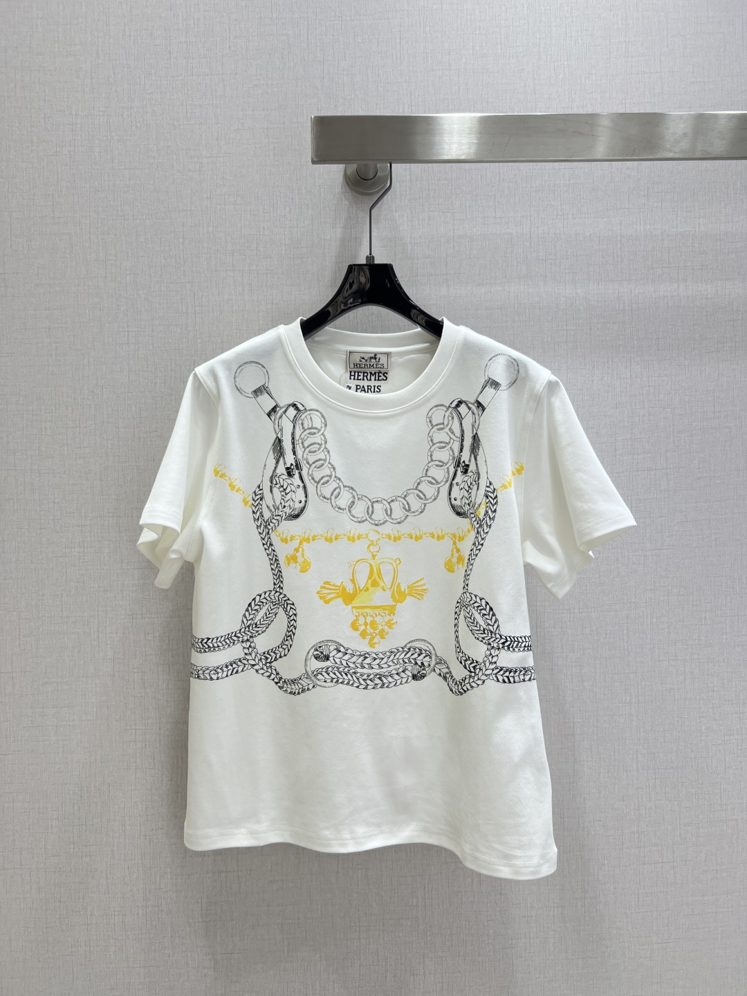 NO:501330,Highly recommended HER*2025 early autumn new style round neck buckle printed short-sleeved T-shirt Customized YB mercerated cotton material breathable and comfortable, full texture Regular short-sleeved T-shirt cutting highlights the brand style Made of gram-weight pure cotton, slightly elastic, and slimming visual effect The whole body is decorated with metal chain buckle rope knot printed pattern The center pendant highlights the highlights The dislocation irregular distribution makes the brand more unique and fashionable The simple and fashionable feeling of the brand is revealed. The inner wear is brilliant and fashionable. Customized surface accessories. Two colors SML code High-quality ABC,,T-shirt,tees,t-shirt,alexander wang19860909强烈推荐 HER*2025早秋新款 圆领链扣印花短袖T恤 定制YB丝光全棉材质 透气舒适 质感十足 常规短袖T恤裁剪 凸显品牌格调 采用克重纯棉制成 略带有弹力 呈现显瘦视觉效果 通体装点金属链扣绳结印花图案 居中吊坠突出亮点 错位不规则分布更显个性时髦 品牌自带的简约时尚感立现 单穿内搭都出彩时髦 定制面辅料 两个色 SML码 高品质ABC,,T-shirt,tees，t-shirt,alexander wang,Women's clothing