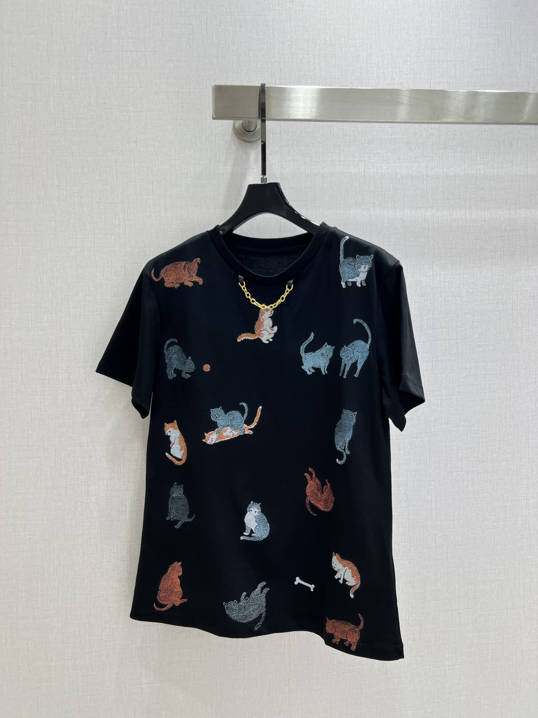 NO:500780,Highly recommended LV*2025 early autumn new style cat printed chain short-sleeved T-shirt, which is very dense and has a very good feel. It is a really hard work style!  !  The details are perfect for regular style!  The upper body is not picky at all and is simple and generous, instantly improving temperament. Recommended hot products, one color SML code, high-quality ABC,,louis vuitton,T-shirt,tees,t-shirt,alexander wang19860909强烈推荐 LV*2025早秋新款 猫咪印花链条短袖T恤 密度很高手感超好 真的费劲心血的一款！！细节完美常规版型！上身完全不挑人简单大方,瞬间提升气质 爆款推荐,一个色 SML码 高品质ABC,,louis vuitton,T-shirt,tees，t-shirt,alexander wang,Women's clothing