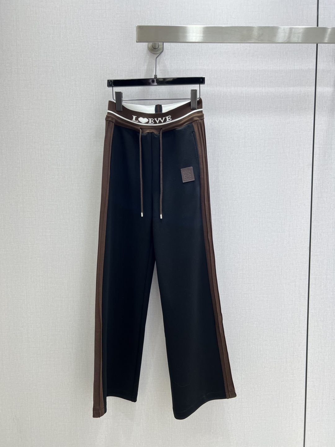 NO:501323,Highly recommended LOE* early autumn new style, webbing wide-leg trousers, fashionable and easy-to-wear walking casual pants, versatile style, high-end customization, comfortable fabric, casual and free!  The color is beautiful and the texture is good!  Retro and fashionable, you can control all kinds of figures!  Two colors SML code high quality ABC, loewe, alexander wang19860909强烈推荐 LOE*早秋新款 织带阔腿长裤 时髦好穿度爆棚的行走的休闲裤 风格百搭 高级定制 舒适的面料 随性洒脱！不旦颜色美,质感也敲好！复古又时尚 各种身材都可以驾驭！两个色 SML码 高品质ABC,,loewe,alexander wang,Women's clothing