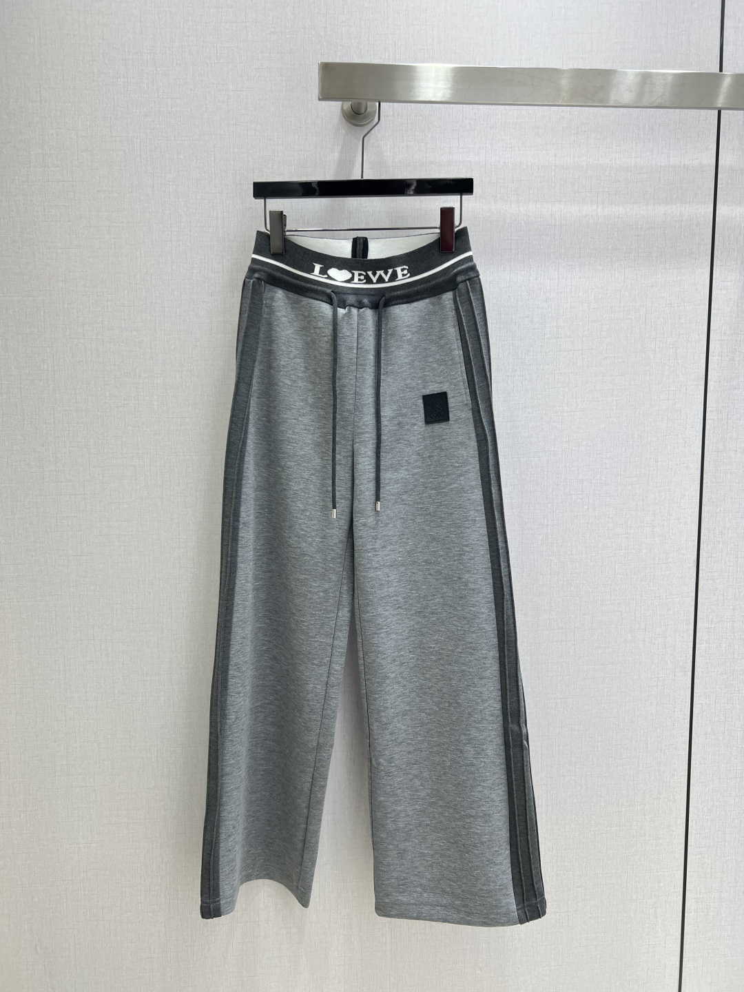 NO:501317,Highly recommended LOE* early autumn new style, webbing wide-leg trousers, fashionable and easy-to-wear walking casual pants, versatile style, high-end customization, comfortable fabric, casual and free!  The color is beautiful and the texture is good!  Retro and fashionable, you can control all kinds of figures!  Two colors SML code high quality ABC, loewe, alexander wang19860909强烈推荐 LOE*早秋新款 织带阔腿长裤 时髦好穿度爆棚的行走的休闲裤 风格百搭 高级定制 舒适的面料 随性洒脱！不旦颜色美,质感也敲好！复古又时尚 各种身材都可以驾驭！两个色 SML码 高品质ABC,,loewe,alexander wang,Women's clothing