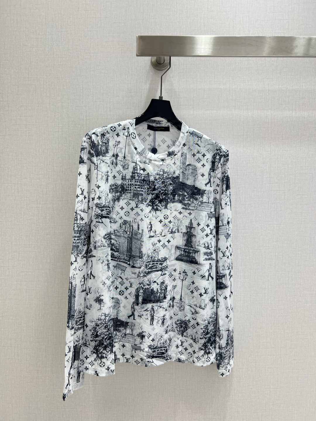 NO:500773,Highly recommended LV*2025 early autumn new style, urban printed mesh base long-sleeved top, penetrating printing, high-end and atmospheric, soft and elastic, full of high-end outfit, semi-transparent, innovative fabric, light and soft, and the real thing is very good!  Tighten your body to show off your figure, your upper body is fashionable and versatile, and your outfit is beautiful. It is also beautiful to wear it off when you take off your coat!  High-quality workmanship depends on details One color SML code High-quality ABC, louis vuitton, jackets & coats,alexander wang19860909强烈推荐 LV*2025早秋新款 城市印花网纱打底长袖上衣 渗透印花 高级大气 柔软弹力很舒服 满满的穿搭高级感 半透视 创新面料 轻盈柔软 实物非常赞！紧身显身材 上身洋气百搭,穿搭好看 脱掉外套里搭也是美美的！高品质做工看细节 一个色 SML码 高品质ABC,,louis vuitton,jackets & coats,alexander wang,Women's clothing