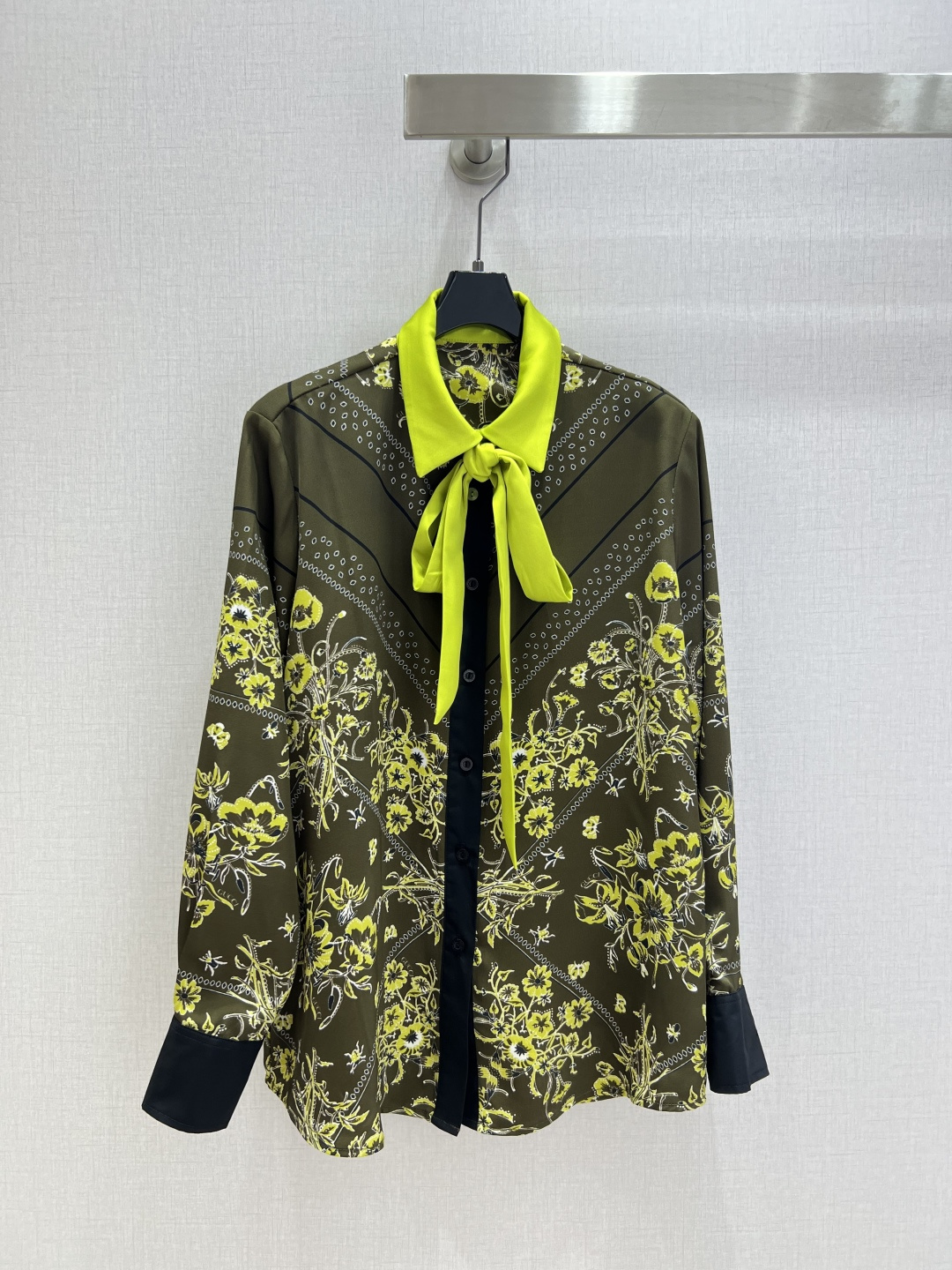 NO:501337,Highly recommended GUC*2025 early autumn new style, retro printed silk scarf shirt, retro printed long skirt, separate batches, penetrating printing, simple and high luxury, the whole dress is made very finely!  Simple and clear style at a glance, beautiful and beautiful, low-key and eye-catching, this must be chosen. SMLXL size high-quality shirt, gucci, skirts, shirts, alexander wang19860909强烈推荐 GUC*2025早秋新款 复古印花丝巾衬衫复古印花长半裙 分开批 渗透印花 简约中流露出高奢 整件衣服做工更是非常精细！ 版型简单一目了然,美伦美幻 低调又要引人注目,必选这款 一个色 SMLXL码 高品质衬衫,,gucci,skirts,shirts,alexander wang,Women's clothing