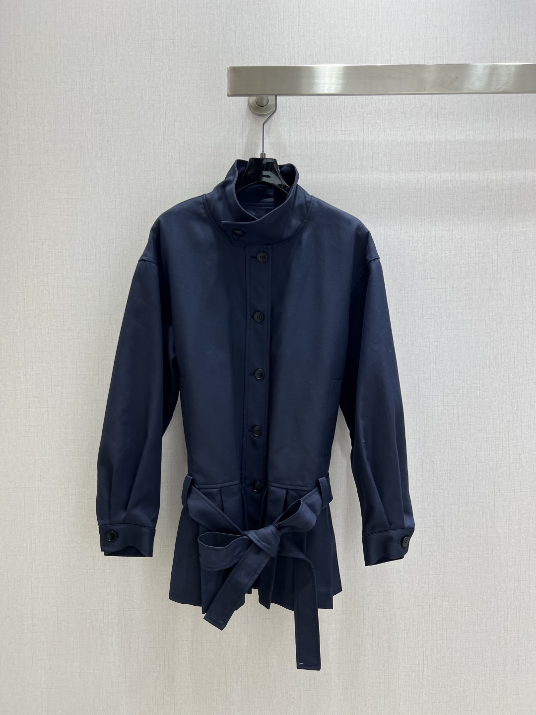 NO:501331,Highly recommended DIO*2025 early autumn new style, pleated windbreaker long-sleeved jacket, lazy and medium-length windbreaker jacket, khaki color is very positive, the silhouette is just right, small people can also feel at ease, do not suppress their figure, full of styling, casual and casual, high-end aura!  Two colors SML code high quality ABC, dior, jackets & coats,alexander wang19860909强烈推荐 DIO*2025早秋新款 百褶风衣长袖外套 慵懒气质中长款风衣外套 卡其色颜色很正 廓形恰到好处 小个子也可以放心入 不压个子 造型感拉满 休闲随意不乏高阶气场！两个色 SML码 高品质ABC,,dior,jackets & coats,alexander wang,Women's clothing