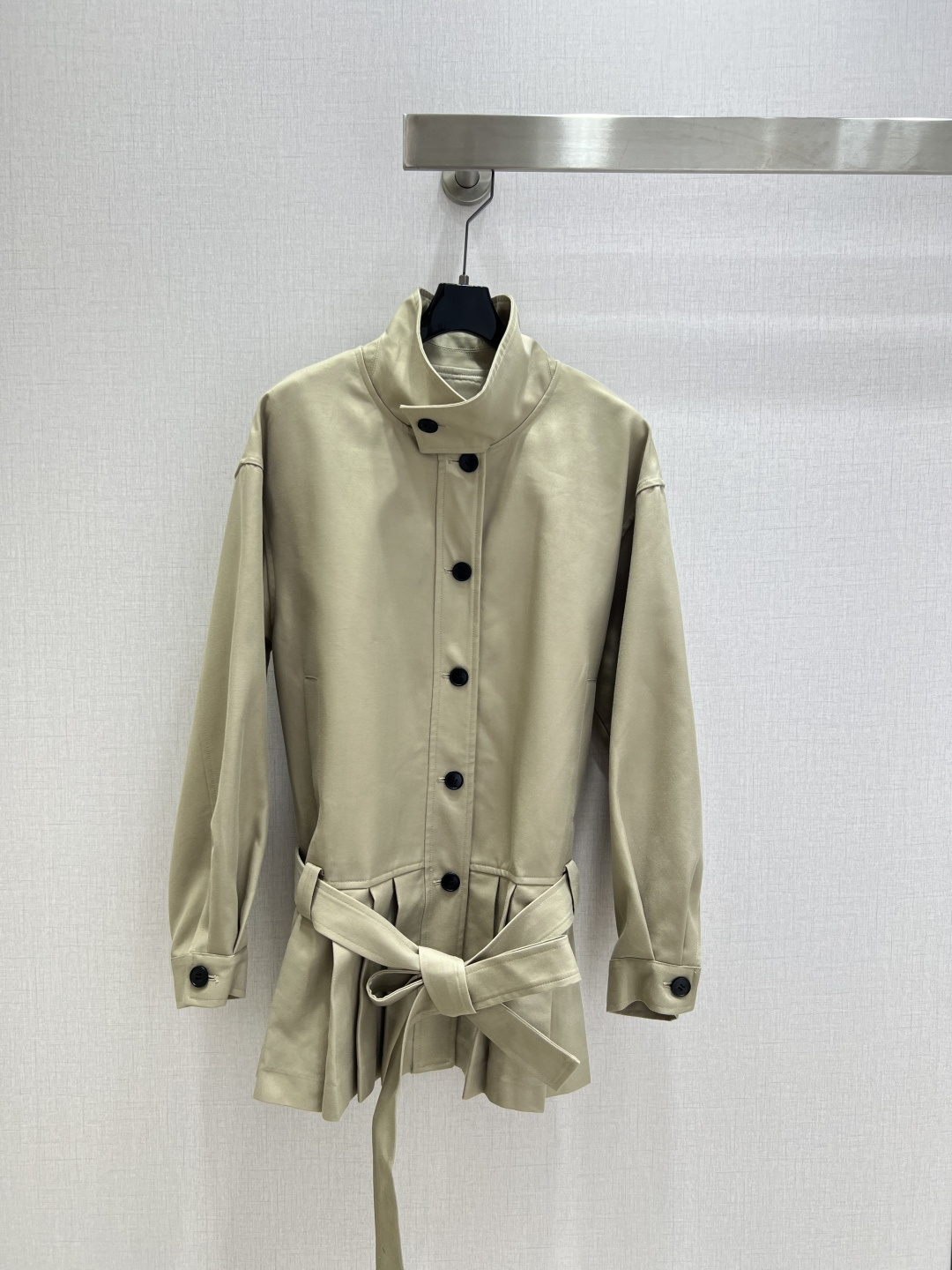 NO:501347,Highly recommended DIO*2025 early autumn new style, pleated windbreaker long-sleeved jacket, lazy and medium-length windbreaker jacket, khaki color is very positive, the silhouette is just right, small people can also feel at ease, do not suppress their figure, full of styling, casual and casual, high-end aura!  Two colors SML code high quality ABC, dior, jackets & coats,alexander wang19860909强烈推荐 DIO*2025早秋新款 百褶风衣长袖外套 慵懒气质中长款风衣外套 卡其色颜色很正 廓形恰到好处 小个子也可以放心入 不压个子 造型感拉满 休闲随意不乏高阶气场！两个色 SML码 高品质ABC,,dior,jackets & coats,alexander wang,Women's clothing