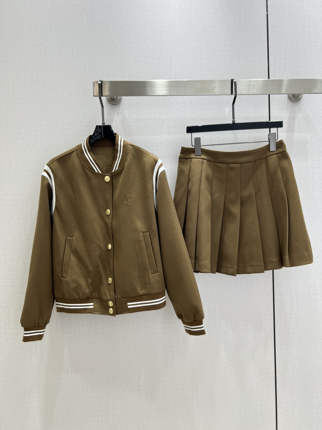 NO:501312,Highly recommended YSL* early autumn new style, spliced ​​threaded pleated skirt set, customized high-quality fabric development, excellent texture on the hand, very comfortable to wear, rotary knitted at the splicing of shoulders, ysl letter embroidery on the chest, customized hardware, short skirt lined shorts, anti-exposure, girlish feel, autumn and winter Maillard color system, delicate texture, classic tailoring style, full of high-end feeling on the upper body, whole set for sale, two colors, SML code, high-quality ABC,,saint laurent, skirts, shorts, alexander wang19860909强烈推荐 YSL*早秋新款 拼接螺纹百褶半裙套装 订制高品质面料开发 上手质感极佳 穿着非常舒适 肩膀拼接处轮值针织打造 胸前ysl字母刺绣 定制五金 短裙内衬短裤防走光 少女感拉满 秋冬美拉德色系 质感细腻 经典剪裁版型 上身高级感十足 整套出售 两个色 SML码 高品质ABC,,saint laurent,skirts,shorts,alexander wang,Women's clothing