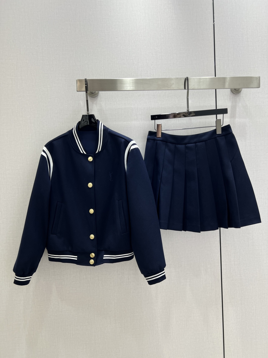 NO:501318,Highly recommended YSL* early autumn new style, spliced ​​threaded pleated skirt set, customized high-quality fabric development, excellent texture on the hand, very comfortable to wear, rotary knitted at the splicing of shoulders, ysl letter embroidery on the chest, customized hardware, short skirt lined shorts, anti-exposure, girlish feel, autumn and winter Maillard color system, delicate texture, classic tailoring style, full of high-end feeling on the upper body, whole set for sale, two colors, SML code, high-quality ABC,,saint laurent, skirts, shorts, alexander wang19860909强烈推荐 YSL*早秋新款 拼接螺纹百褶半裙套装 订制高品质面料开发 上手质感极佳 穿着非常舒适 肩膀拼接处轮值针织打造 胸前ysl字母刺绣 定制五金 短裙内衬短裤防走光 少女感拉满 秋冬美拉德色系 质感细腻 经典剪裁版型 上身高级感十足 整套出售 两个色 SML码 高品质ABC,,saint laurent,skirts,shorts,alexander wang,Women's clothing