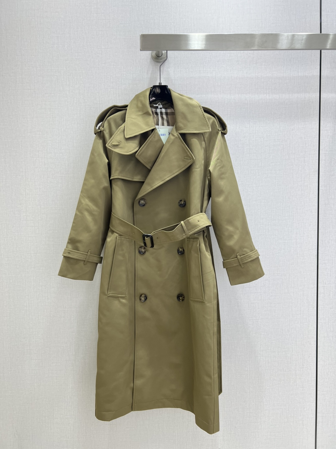 NO:501327,P, highly recommended, BUR* early autumn new style, belt long windbreaker jacket, Sylford style windbreaker, a classic windbreaker that can inherit several generations, (with picture dust bag) British style long windbreaker This year, this popular windbreaker is made of gradient colors and the same as ZP custom pearlescent fabric, with a loose fit. The Trench windbreaker is made of protective cotton Gabadian fabric, paired with a new season plaid lining, produced from the English workshop. It is integrated with ragdoll sleeve design and uses loose tailoring. The hem and sleeve cut are slightly longer than the standard size. Double-breasted plaid design, standard shoulder strap, side pocket design, tie-fitting cuffs, rear buckle slit, plaid lining and collar bottom are not available at all. It is difficult to show the real feeling when taking pictures!  Two colors SMLXLXXL code high quality AB, burberry, jackets & coats, alexander wang19860909P,强烈推荐 BUR*早秋新款 腰带长款风衣外套 斯尔福德版型风衣 能传承几代的经典风衣,（配图片防尘袋）英伦风尚长款风衣 今年这款爆款风衣采用渐变色跟ZP定制珠光面料一样,宽松版型.Trench 风衣,选用防护性棉质嘎巴甸面料打造,搭配新季格纹内衬,产自英格兰工坊.融入插肩袖设计,采用宽松剪裁.衣摆与衣袖剪裁较标准尺码略长.双排扣开襟设计,标配肩饰带,贴边侧袋设计,束带袖口,后侧扣式开衩,格纹内衬和领底市面完全没有这种效果拍照很难表现出实物的感受！两个色 SMLXLXXL码 高品质AB,,burberry,jackets & coats,alexander wang,Women's clothing