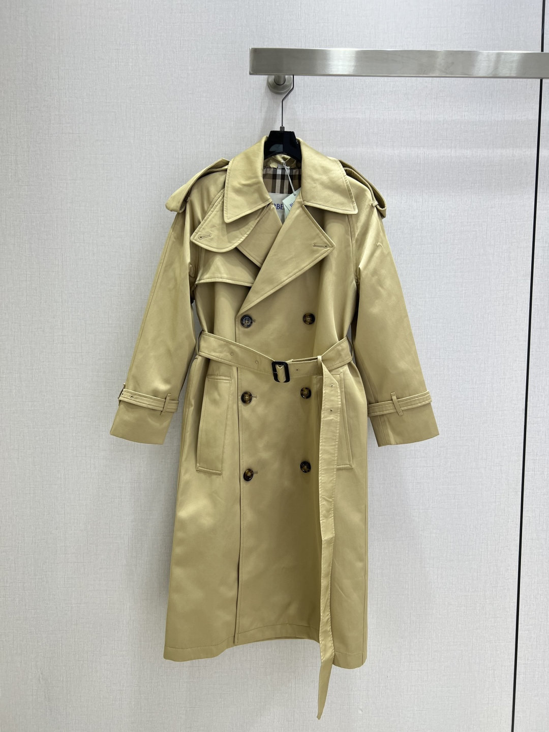 NO:501324,Highly recommended BUR* early autumn new Belt long windbreaker jacket Slford style windbreaker A classic windbreaker that can inherit generations (with picture dust bags) British style long windbreaker This year's popular windbreaker is the same as ZP custom pearlescent fabric, with a loose fit. The Trench windbreaker is made of protective cotton Gabadian fabric, paired with a new season plaid lining, produced in the English workshop. It is integrated with ragdoll sleeve design and uses loose tailoring. The hem and sleeve cut are slightly longer than the standard size. Double-breasted plaid design, standard shoulder strap, side pocket design, tie-fitting cuffs, rear buckle slit, plaid lining and collar bottom are not available at all. It is difficult to show the real feeling when taking pictures!  Two colors SMLXLXXL code high quality ABC, burberry, jackets & coats, alexander wang19860909强烈推荐 BUR*早秋新款 腰带长款风衣外套 斯尔福德版型风衣 能传承几代的经典风衣,（配图片防尘袋）英伦风尚长款风衣 今年这款爆款风衣采用渐变色跟ZP定制珠光面料一样,宽松版型.Trench 风衣,选用防护性棉质嘎巴甸面料打造,搭配新季格纹内衬,产自英格兰工坊.融入插肩袖设计,采用宽松剪裁.衣摆与衣袖剪裁较标准尺码略长.双排扣开襟设计,标配肩饰带,贴边侧袋设计,束带袖口,后侧扣式开衩,格纹内衬和领底市面完全没有这种效果拍照很难表现出实物的感受！两个色 SMLXLXXL码 高品质ABC,,burberry,jackets & coats,alexander wang,Women's clothing