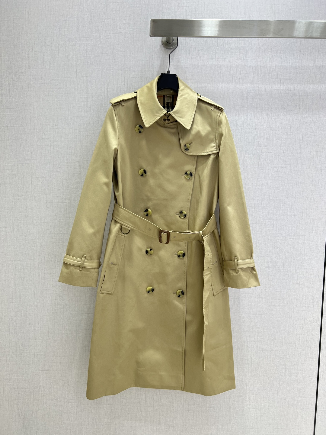 NO:501368,Highly recommended BUR*2025 early autumn new style, long belt windbreaker jacket (dust bag) imported from British textile cotton, waterproof, Gabadian fabric, texture stands upright and stylish!  Modern deconstructionist neat slim tailoring, minimalist and handsome fashionable and high-end feel!  Vintage plaid lining perfect workmanship quality depends on the details, big orders are thrown over two colors SMLXLXXL code high quality ABC, burberry, jackets & coats, alexander wang19860909强烈推荐 BUR*2025早秋新款 长款腰带风衣外套（防尘袋）进口英国纺织棉 防渗水 嘎巴甸面料 质感立挺有型！现代解构主义利落修身剪裁,极简帅气的时髦高级感！Vintage格纹里布完美做工品质看细节,大单子甩过来 两个色 SMLXLXXL码 高品质ABC,,burberry,jackets & coats,alexander wang,Women's clothing