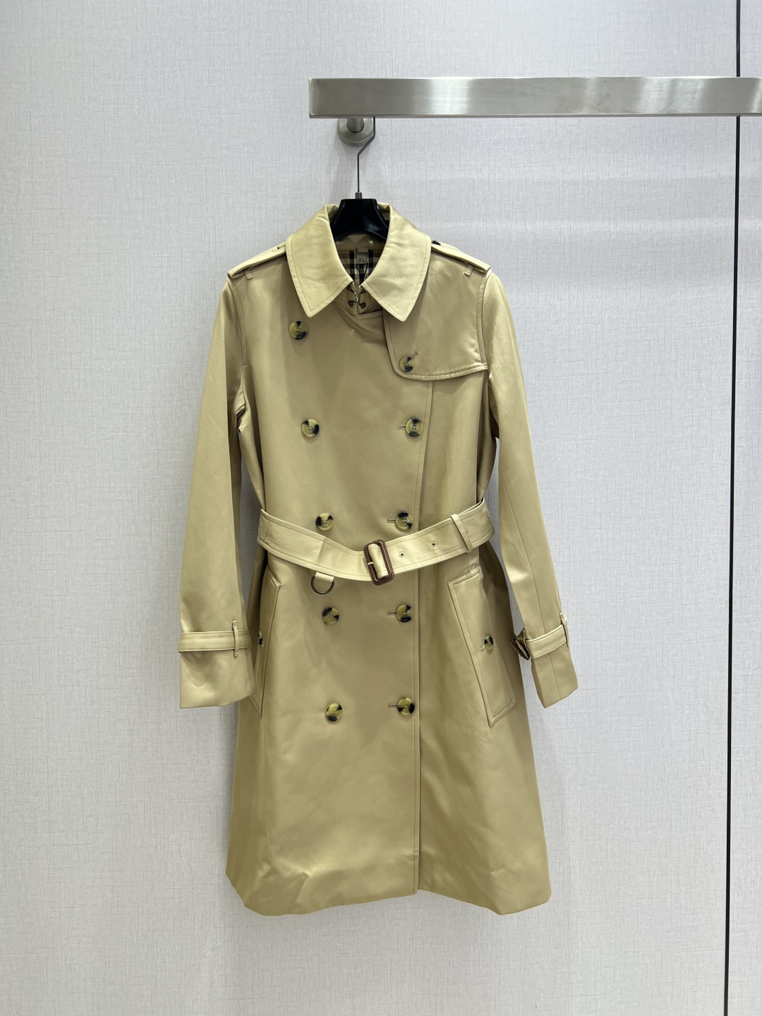 NO:501365,Highly recommended BUR*2025 early autumn new style, classic Kensington mid-length windbreaker jacket (dust bag) imported from British textile cotton, waterproof, Gabadian fabric, texture stands upright and stylish!  Modern deconstructionist neat slim tailoring, minimalist and handsome fashionable and high-end feel!  The perfect workmanship quality of Vintage plaid is judging by the details, and the big order is thrown over!  Two colors SMLXLXXL code high quality ABC, burberry, jackets & coats, alexander wang19860909强烈推荐 BUR*2025早秋新款 经典肯辛顿中长款风衣外套（防尘袋）进口英国纺织棉 防渗水 嘎巴甸面料 质感立挺有型！现代解构主义利落修身剪裁,极简帅气的时髦高级感！Vintage格纹里布完美做工品质看细节,大单子甩过来！两个色 SMLXLXXL码 高品质ABC,,burberry,jackets & coats,alexander wang,Women's clothing