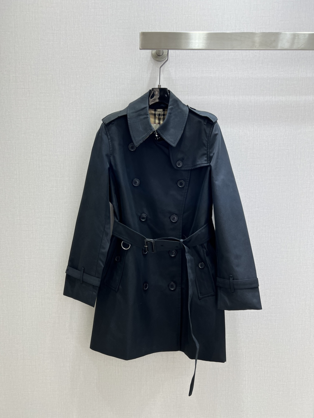 NO:501350,Highly recommended BUR*2025 early autumn new style, three-breasted belt windbreaker jacket, classic Kensington short windbreaker (dust bag) imported from British textile cotton, waterproof, Gabadian fabric, texture stands upright and stylish!  Modern deconstructionist neat slim tailoring, minimalist and handsome fashionable and high-end feel!  The perfect workmanship quality of Vintage plaid is judging by the details, and the big order is thrown over!  Two colors SMLXLXXL code high quality ABC, burberry, jackets & coats, alexander wang19860909强烈推荐 BUR*2025早秋新款 三排扣腰带风衣外套 经典肯辛顿短款风衣（防尘袋）进口英国纺织棉 防渗水 嘎巴甸面料 质感立挺有型！现代解构主义利落修身剪裁,极简帅气的时髦高级感！Vintage格纹里布完美做工品质看细节,大单子甩过来！两个色 SMLXLXXL码 高品质ABC,,burberry,jackets & coats,alexander wang,Women's clothing