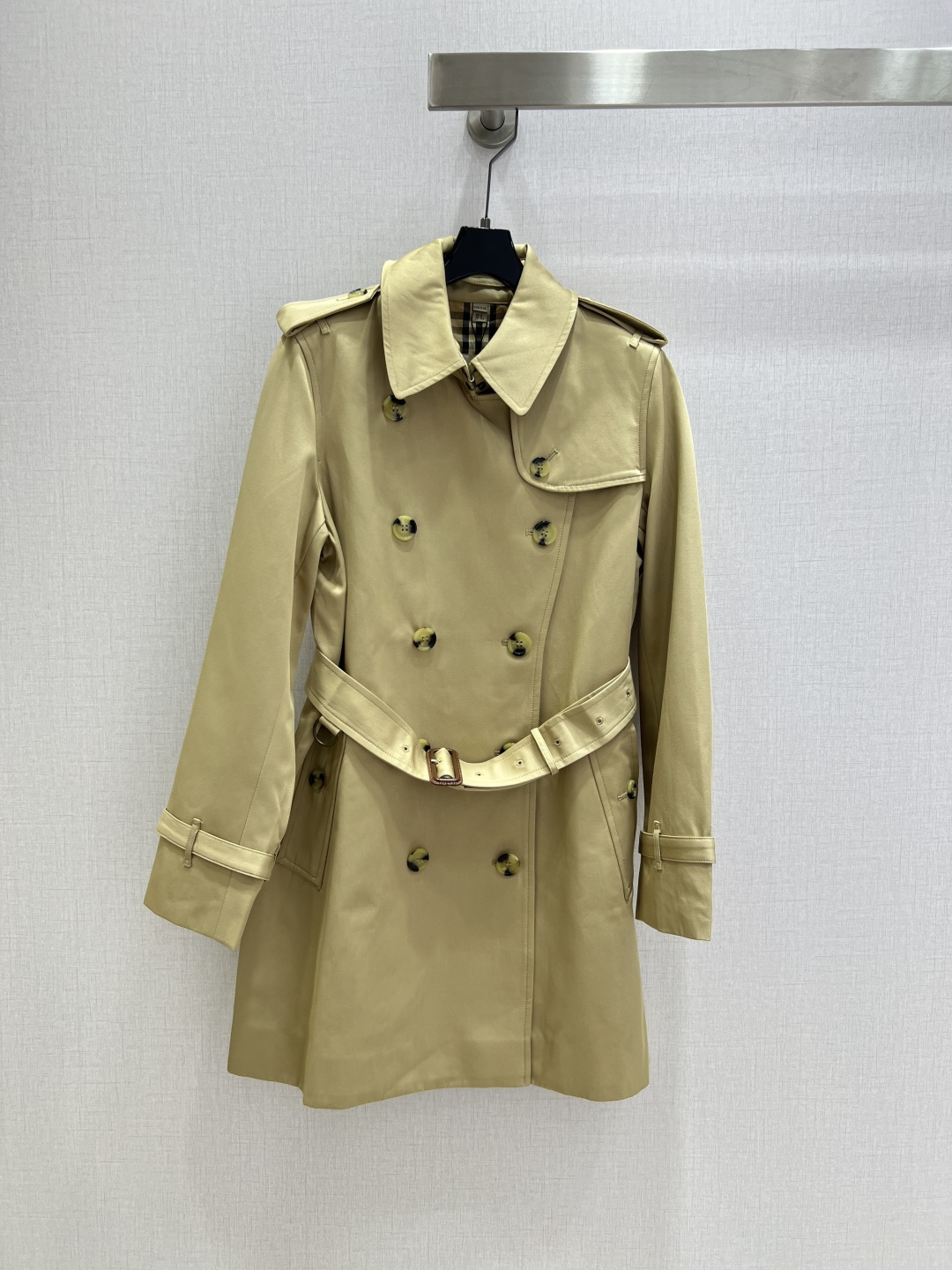 NO:501383,Highly recommended BUR*2025 early autumn new style, three-breasted belt windbreaker jacket, classic Kensington short windbreaker (dust bag) imported from British textile cotton, waterproof, Gabadian fabric, texture stands upright and stylish!  Modern deconstructionist neat slim tailoring, minimalist and handsome fashionable and high-end feel!  The perfect workmanship quality of Vintage plaid is judging by the details, and the big order is thrown over!  Two colors SMLXLXXL code high quality ABC, burberry, jackets & coats, alexander wang19860909强烈推荐 BUR*2025早秋新款 三排扣腰带风衣外套 经典肯辛顿短款风衣（防尘袋）进口英国纺织棉 防渗水 嘎巴甸面料 质感立挺有型！现代解构主义利落修身剪裁,极简帅气的时髦高级感！Vintage格纹里布完美做工品质看细节,大单子甩过来！两个色 SMLXLXXL码 高品质ABC,,burberry,jackets & coats,alexander wang,Women's clothing