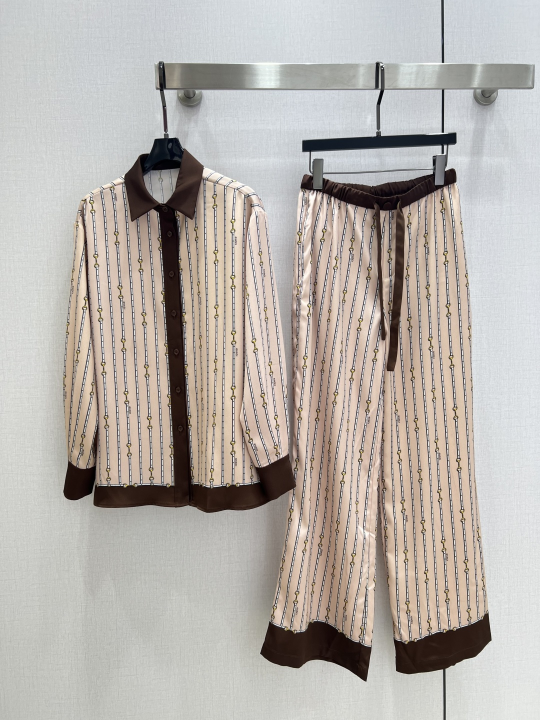 NO:500784,Highly recommended GUC*2025 early autumn new style, chain printed trousers set, high-end and elegant, full of high-end outfit, innovative fabric, light and soft, and the real thing is very good!  The upper body is fashionable and versatile, beautiful!  One color SMLXL code high quality ABC, gucci, alexander wang19860909强烈推荐 GUC*2025早秋新款 链条印花长裤套装 高级大气 满满的穿搭高级感 创新面料 轻盈柔软 实物非常赞！上身洋气百搭,美美哒！一个色 SMLXL码 高品质ABC,,gucci,alexander wang,Women's clothing