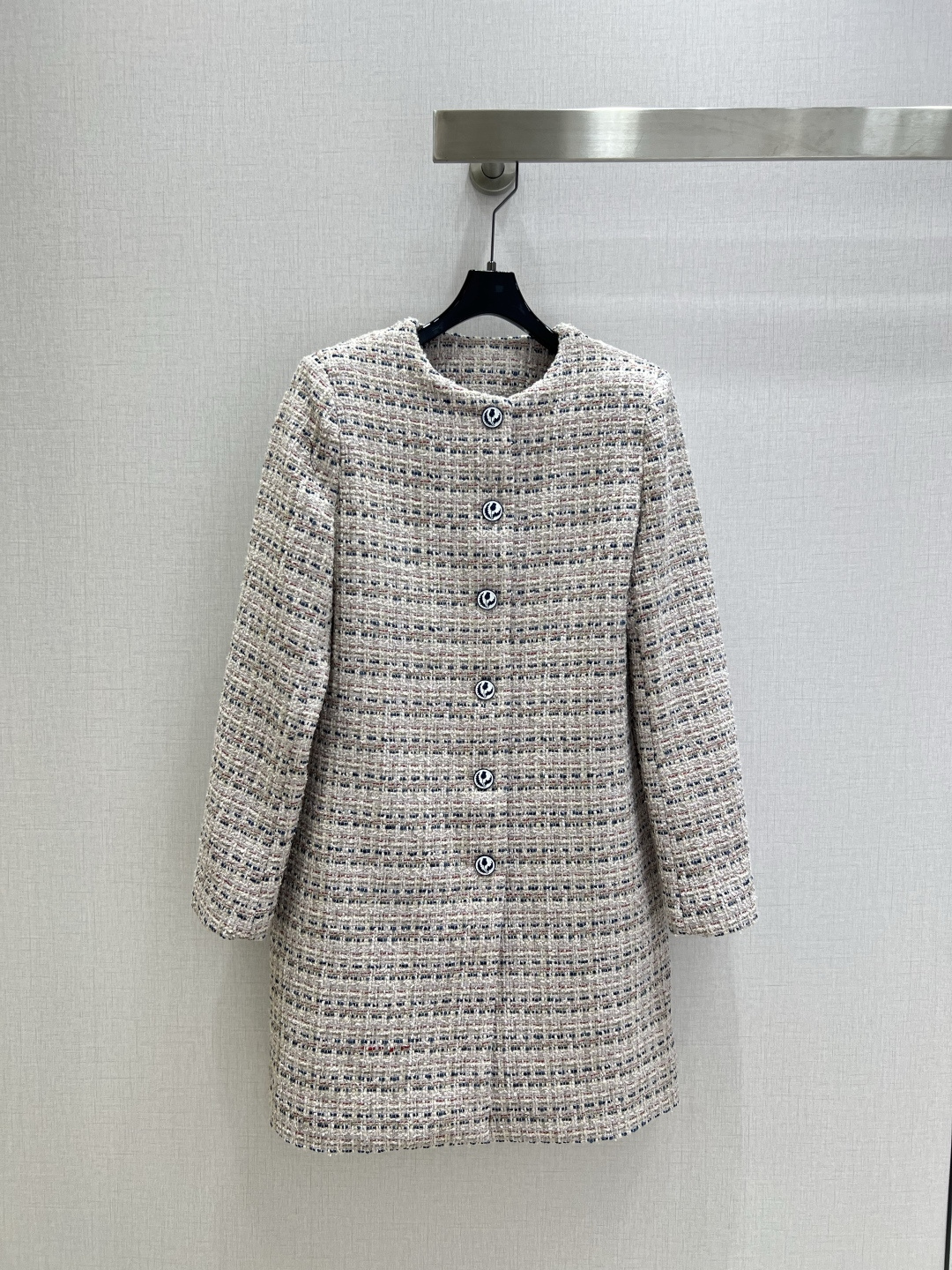 NO:501384,Highly recommended LP* 2025 early autumn new French old money style coat coat, high-end custom fabric, round neck single-breasted double pocket design, super rich and luxurious lp, which is the most representative color of old money, which is the coat of this color is the real noble luxury!  The entire tailoring design is full of attention. It is not the particularly loose style, but the appropriate H-style style. The upper body will not only not make you feel bloated at all, but it will not look very erect. The more free and free you will be, the more relaxed you will be, the more relaxed you will be, and the aura the brand should have. Two colors SML codes High-quality AB,,loro piano, jackets & coats,alexander wang19860909强烈推荐 LP*2025早秋新款 法式老钱风大衣外套 高级定制面料 圆领单排扣双口袋设计 超浓郁透着高奢贵气的lp最能象征老钱的代表色 这种颜色的大衣 才是真正的贵气奢华！ 整个剪裁的设计都抓得满满当当的 不是那种特别宽松的版型 而是适当程度H版型 上身不仅不会让你有丝毫臃肿的感觉 而且看起来不会那种很端着 越洒脱越自由才能越轻松的展奢感 率性之余不缺乏品牌该有的气场 两个色 SML码 高品质AB,,loro piana,jackets & coats,alexander wang,Women's clothing