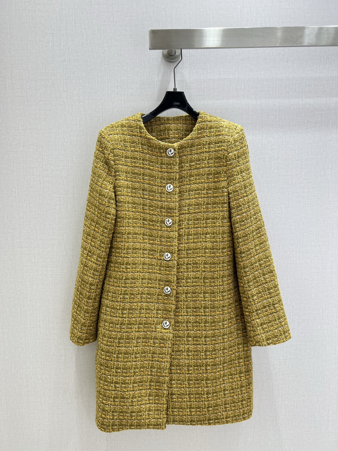 NO:501389,Highly recommended LP* 2025 early autumn new French old money style coat coat, high-end custom fabric, round neck single-breasted double pocket design, super rich and luxurious lp, which is the most representative color of old money, which is the coat of this color is the real noble luxury!  The entire tailoring design is full of attention. It is not the particularly loose style, but the appropriate H-style style. The upper body will not only not make you feel bloated at all, but it will not look that way. The more free and free you will be, the more relaxed you will be, the more relaxed you will be, and the aura the brand should have. Two colors SML codes High-quality ABC, loro piano, jackets & coats, alexander wang19860909强烈推荐 LP*2025早秋新款 法式老钱风大衣外套 高级定制面料 圆领单排扣双口袋设计 超浓郁透着高奢贵气的lp最能象征老钱的代表色 这种颜色的大衣 才是真正的贵气奢华！ 整个剪裁的设计都抓得满满当当的 不是那种特别宽松的版型 而是适当程度H版型 上身不仅不会让你有丝毫臃肿的感觉 而且看起来不会那种很端着 越洒脱越自由才能越轻松的展奢感 率性之余不缺乏品牌该有的气场 两个色 SML码 高品质ABC,,loro piana,jackets & coats,alexander wang,Women's clothing