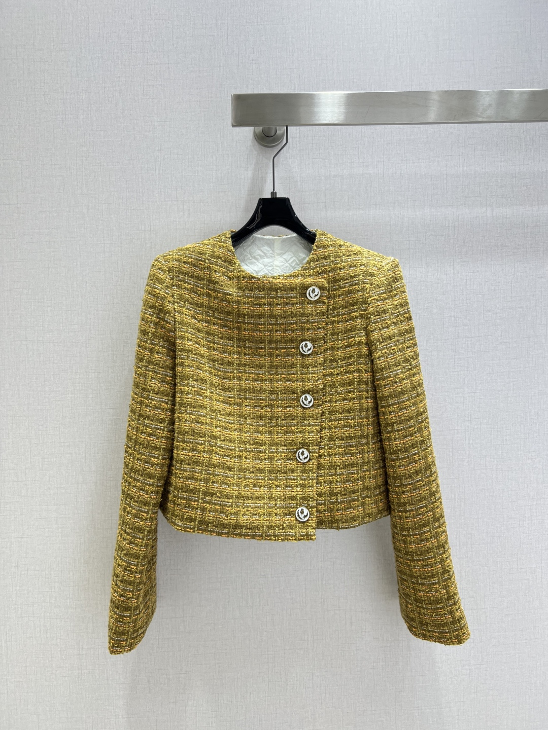 NO:501359,Highly recommended LP*2025 early autumn new style, famous tweed long sleeve jacket pleated button skirt, separate batch, high-quality custom tweed fabric, round neck single-breasted, unique flower button embellishment, two colors, pink, gentle and elegant, Maillard color, fried chicken to make skin look white, small and short style is very positive, matched with the same series of skirts, the upper body instantly turns into a famous tweed girl, intellectual and elegant temperament, two colors, SML code, high-quality,,loro piano, skirts, jackets & coats,alexander wang19860909强烈推荐 LP*2025早秋新款 名媛粗花呢长袖外套压褶纽扣半裙 分开批 高级定制粗花呢面料 圆领单排扣 独特的花朵纽扣点缀 两色选 粉色温柔优雅 美拉德色系颜色炒鸡显肤白 小短款版型很正 搭配同系列半裙 上身秒变名媛千金范 知性优雅气质 两个色 SML码 高品质外,,loro piana,skirts,jackets & coats,alexander wang,Women's clothing