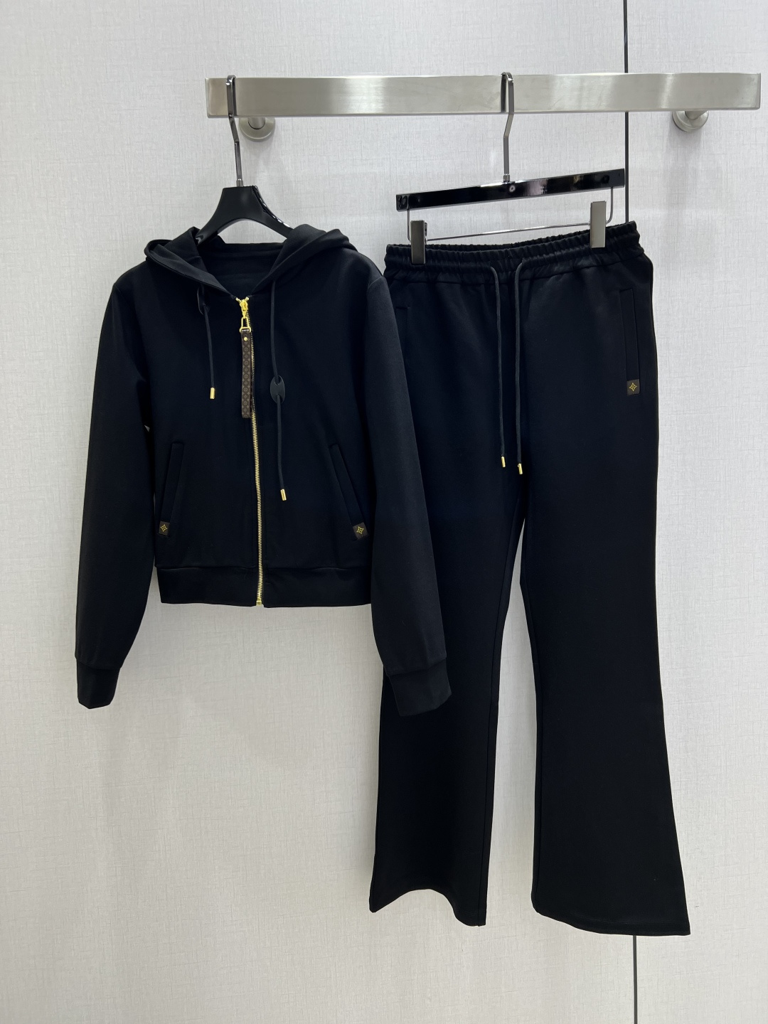 NO:503281,Highly recommended LV* early autumn new style hooded zippered trousers set, which makes the upper body look slimmer and enhances the fashionableness, elegant temperament, a must-have for the wardrobe!  Workmanship quality depends on details. Two colors SML code high-quality ABC, louis vuitton,hats,alexander wang19860909强烈推荐 LV*早秋新款 连帽拉链长裤套装 上身显瘦又提升时髦度,优雅气质,衣橱必备！做工品质看细节.两个色 SML码 高品质ABC,,louis vuitton,hats,alexander wang,Women's clothing