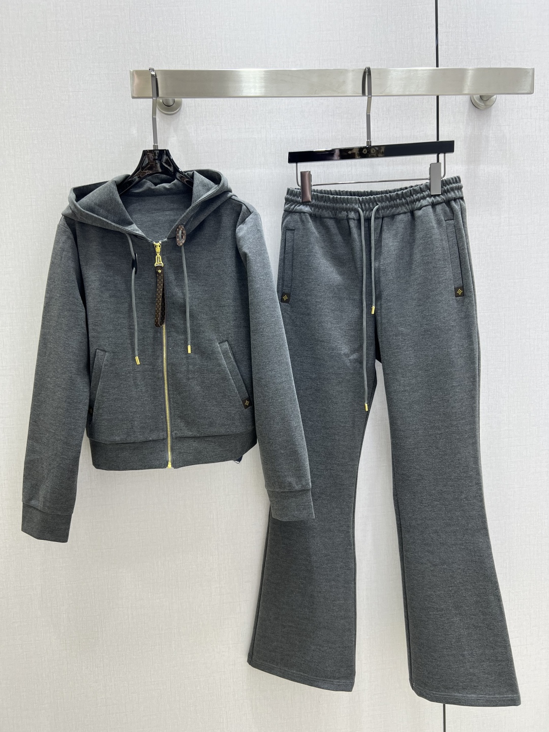 NO:503287,Highly recommended LV* early autumn new style hooded zippered trousers set, which makes the upper body look slimmer and enhances the fashionableness, elegant temperament, a must-have for the wardrobe!  Workmanship quality depends on details. Two colors SML code high-quality ABC, louis vuitton,hats,alexander wang19860909强烈推荐 LV*早秋新款 连帽拉链长裤套装 上身显瘦又提升时髦度,优雅气质,衣橱必备！做工品质看细节.两个色 SML码 高品质ABC,,louis vuitton,hats,alexander wang,Women's clothing