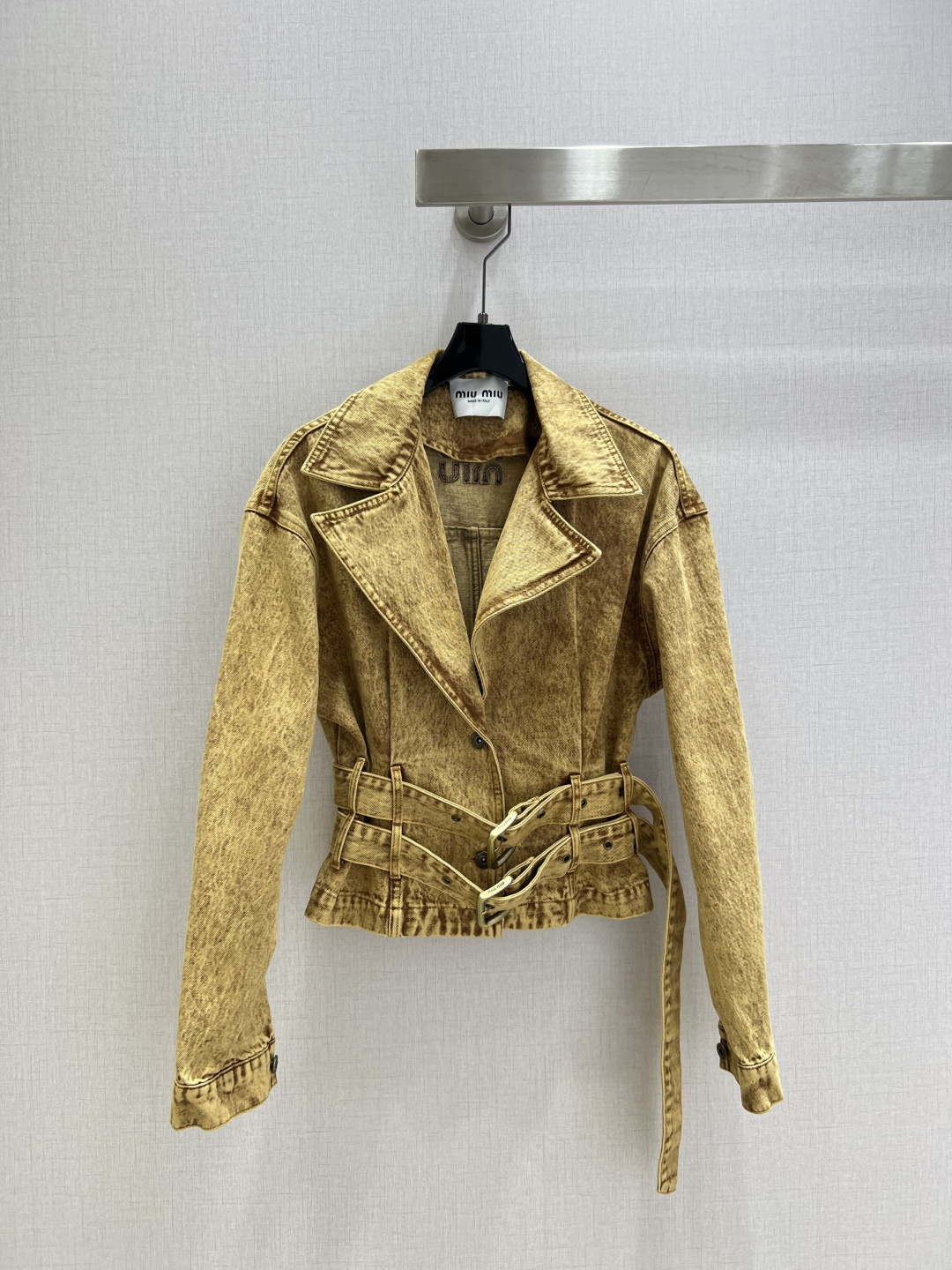 NO:504059,Highly recommended MIU*2025 early autumn new style retro denim jacket anyone will look super young and fashionable. It uses customized imported fabrics and has a great texture!  Workmanship quality depends on details Two colors SML code High-quality ABC, miumiu, jackets & coats, alexander wang19860909强烈推荐 MIU*2025早秋新款 复古牛仔外套 谁穿都会显得超年轻时尚 采用定制进口面料 质感超赞！做工品质看细节 两个色 SML码 高品质ABC,,miumiu,jackets & coats,alexander wang,Women's clothing