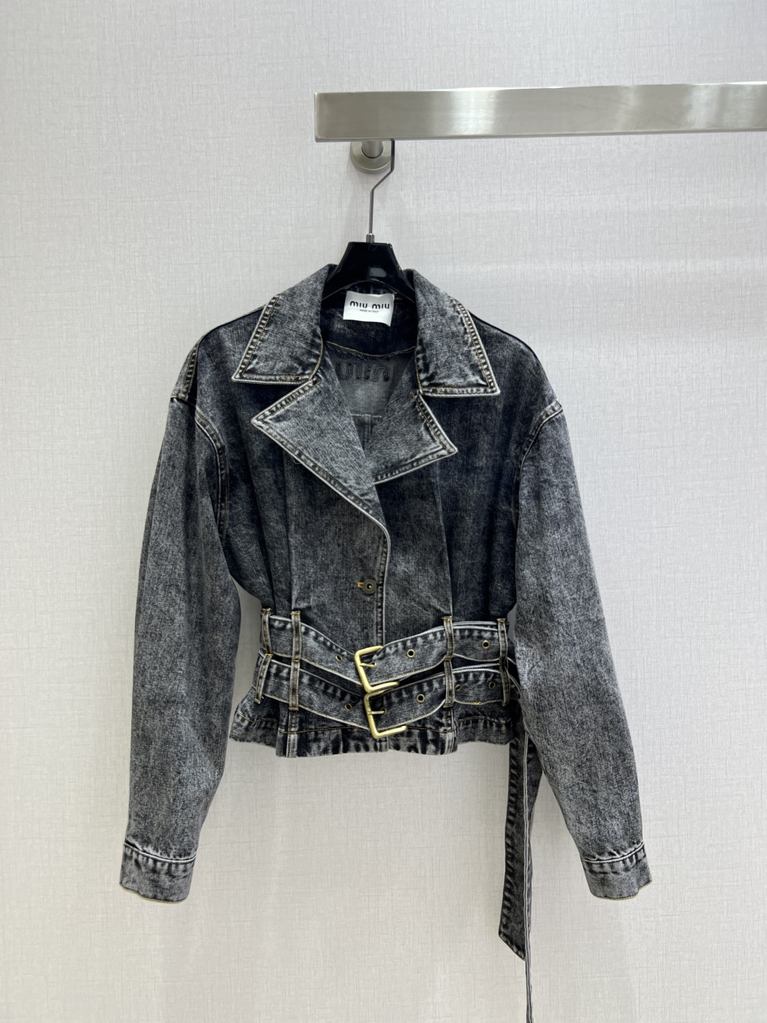 NO:504036,Highly recommended MIU*2025 early autumn new style retro denim jacket anyone will look super young and fashionable. It uses customized imported fabrics and has a great texture!  Workmanship quality depends on details Two colors SML code High-quality AB,,miumiu,jackets & coats,alexander wang19860909强烈推荐 MIU*2025早秋新款 复古牛仔外套 谁穿都会显得超年轻时尚 采用定制进口面料 质感超赞！做工品质看细节 两个色 SML码 高品质AB,,miumiu,jackets & coats,alexander wang,Women's clothing