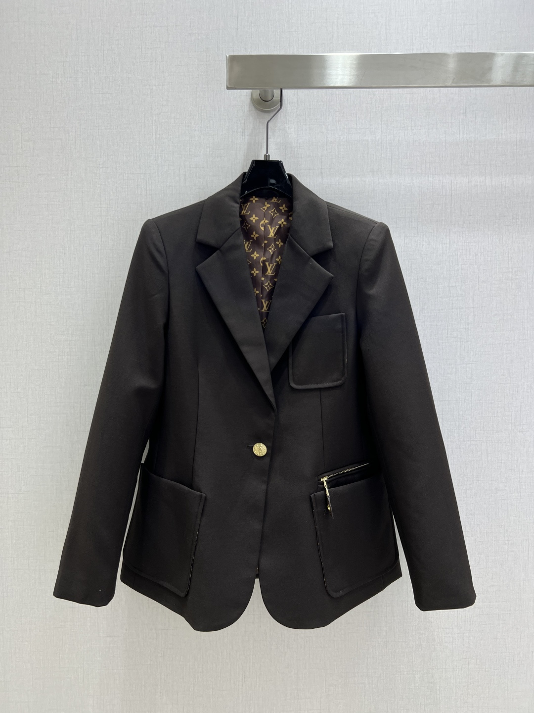 NO:504054,Highly recommended LV*2025 early autumn new style suit jacket with wool, fashionable, low-key temperament, luxurious and high-end!  The style is versatile and not picky, and the workmanship quality depends on the details. You must be a white, rich and beautiful person!  One color SMLXL code high quality ABC, louis vuitton, jackets & coats,business suit,alexander wang19860909强烈推荐 LV*2025早秋新款 西装外套 含羊毛时髦低调气质又奢华高级！版型百搭不挑人,做工品质看细节.白富美必入！一个色 SMLXL码 高品质ABC,,louis vuitton,jackets & coats,business suit,alexander wang,Women's clothing