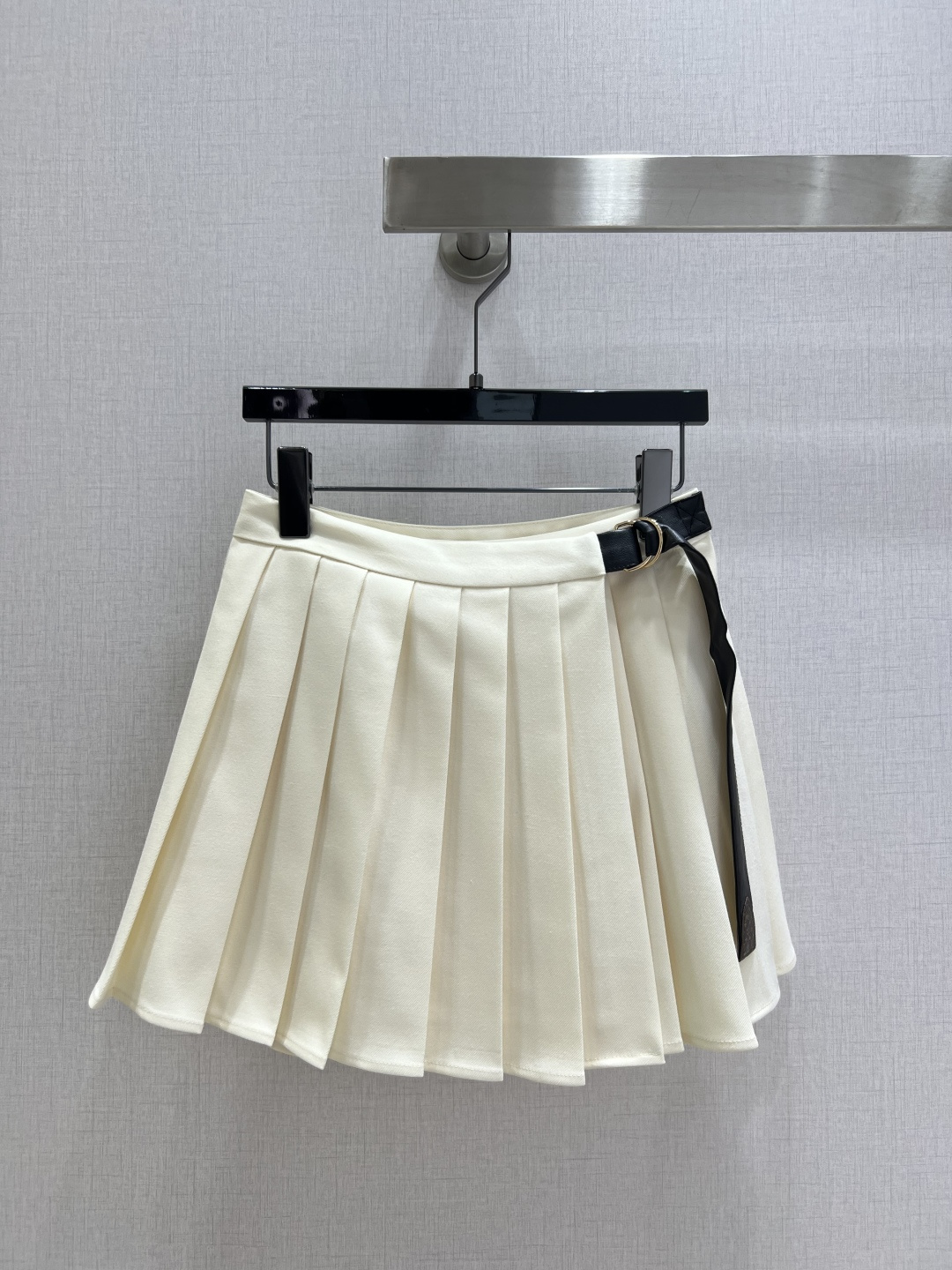 NO:504042,Highly recommended LV*2025 early autumn new style, pleated snap-on skirt, fashionable, low-key, temperament, luxury and high-end!  The style is versatile and not picky, and the workmanship quality depends on the details. You must be a white, rich and beautiful person!  Two colors SMLXL code high quality ABC, louis vuitton, skirts, alexander wang19860909强烈推荐 LV*2025早秋新款 百褶卡扣半裙 含羊毛时髦低调气质又奢华高级！版型百搭不挑人,做工品质看细节.白富美必入！两个色 SMLXL码 高品质ABC,,louis vuitton,skirts,alexander wang,Women's clothing