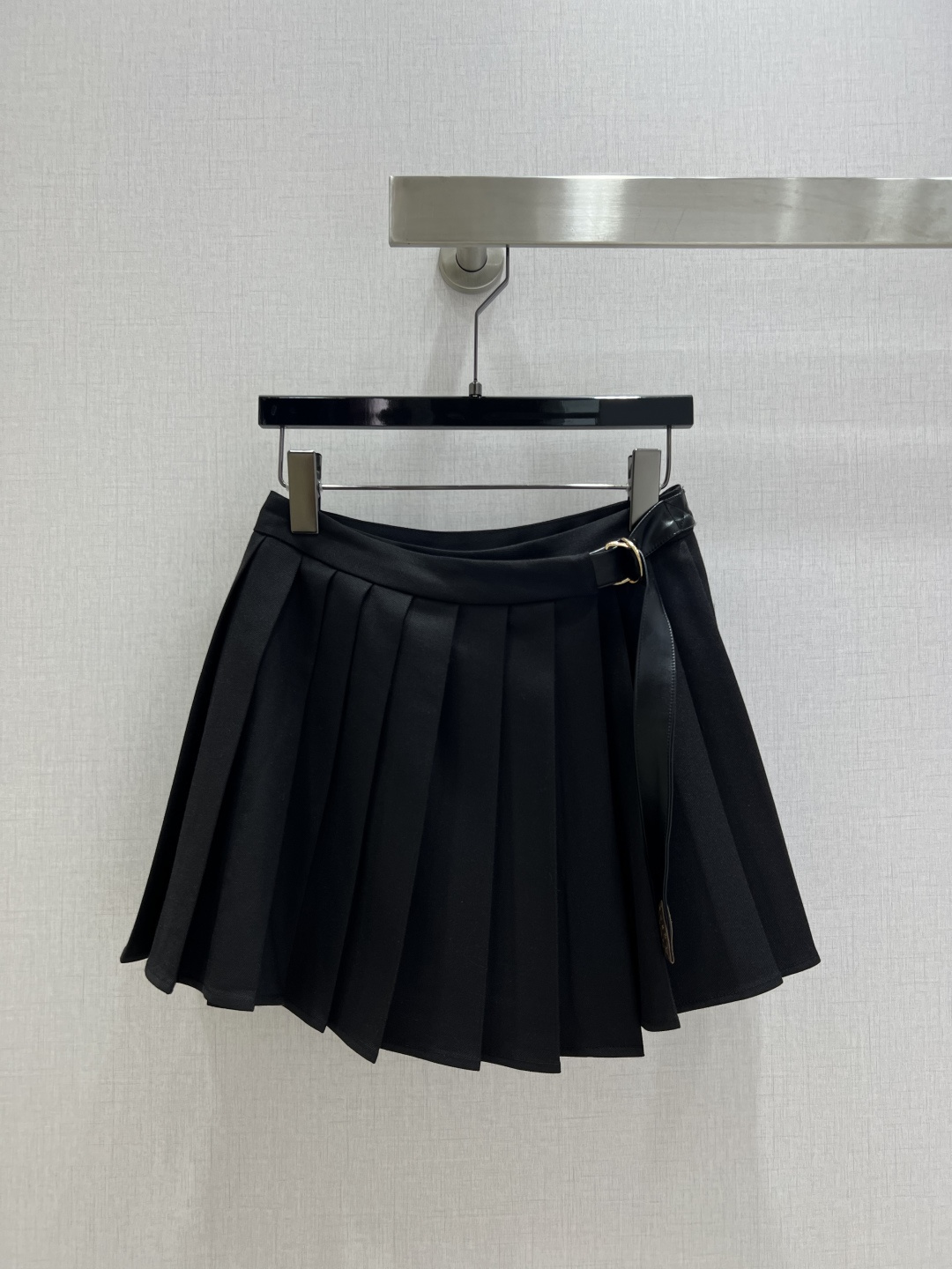 NO:504048,Highly recommended LV*2025 early autumn new style, pleated snap-on skirt, fashionable, low-key, temperament, luxury and high-end!  The style is versatile and not picky, and the workmanship quality depends on the details. You must be a white, rich and beautiful person!  Two colors SMLXL code high quality ABC, louis vuitton, skirts, alexander wang19860909强烈推荐 LV*2025早秋新款 百褶卡扣半裙 含羊毛时髦低调气质又奢华高级！版型百搭不挑人,做工品质看细节.白富美必入！两个色 SMLXL码 高品质ABC,,louis vuitton,skirts,alexander wang,Women's clothing