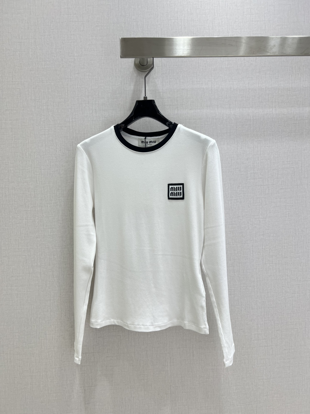 NO:503278,Highly recommended MIU* early autumn new style, contrasting round neck long-sleeved top, high custom threaded strip imported fabric, embroidered logo embellishment, versatile style, two colors, SML code, high-quality ABC,,miumiu,alexander wang19860909强烈推荐 MIU*早秋新款 撞色圆领长袖上衣 高定制螺纹条进口面料 刺绣logo装饰点缀 百搭款 两个色 SML码 高品质ABC,,miumiu,alexander wang,Women's clothing