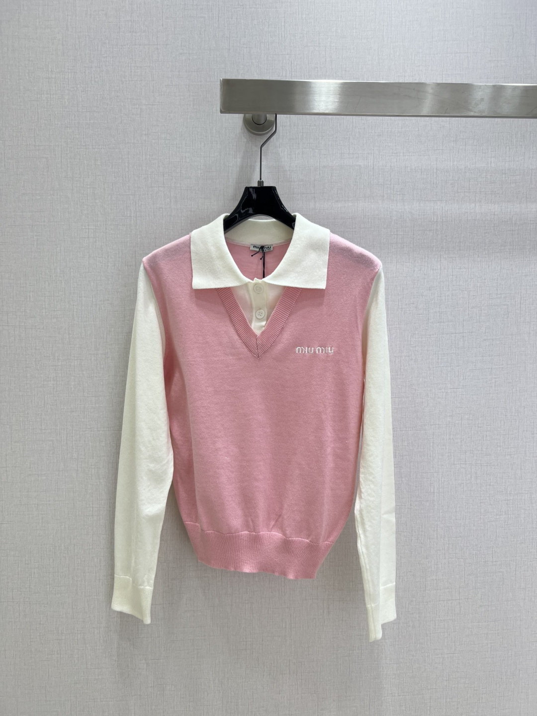 NO:504043,Highly recommended MIU*2025 early autumn new style, lapel college style long-sleeved sweater, first-hand wool wool, delicate and soft texture. A classic age-reducing item!  The style is not picky about others and looks slim!  The perfect item that is a must-have for white and rich beauty. The texture is excellent and the workmanship is perfect!  Spot stock and grab big orders!  Two colors SML code high quality ABC, miumiu, sweaters, alexander wang19860909强烈推荐 MIU*2025早秋新款 翻领学院风长袖毛衣 初剪羊毛 质感细腻软糯.经典减龄单品！版型不挑人上身巨显瘦！白富美必收的完美单品.质感超赞完美做工品质！现货开抢 大单子甩过来！两个色 SML码 高品质ABC,,miumiu,sweaters,alexander wang,Women's clothing